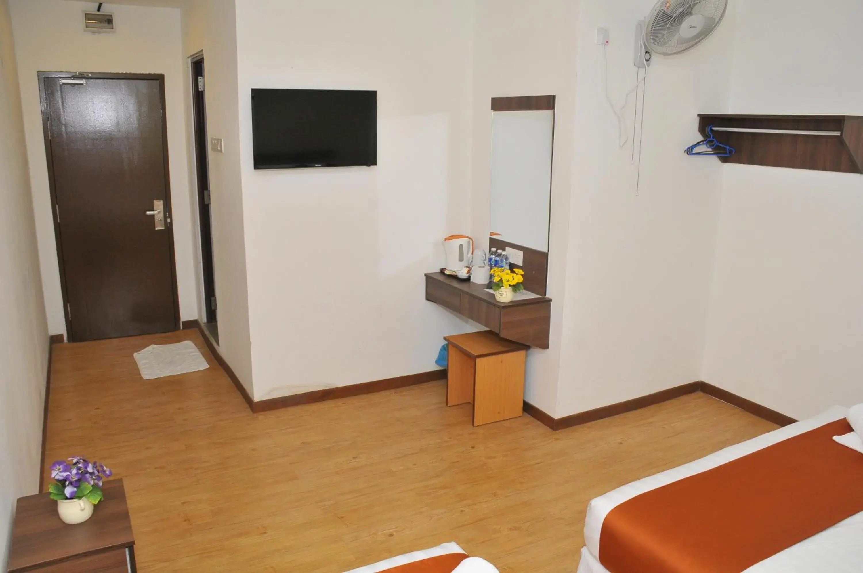 Toilet, TV/Entertainment Center in Hotel Double Stars Cameron Highlands