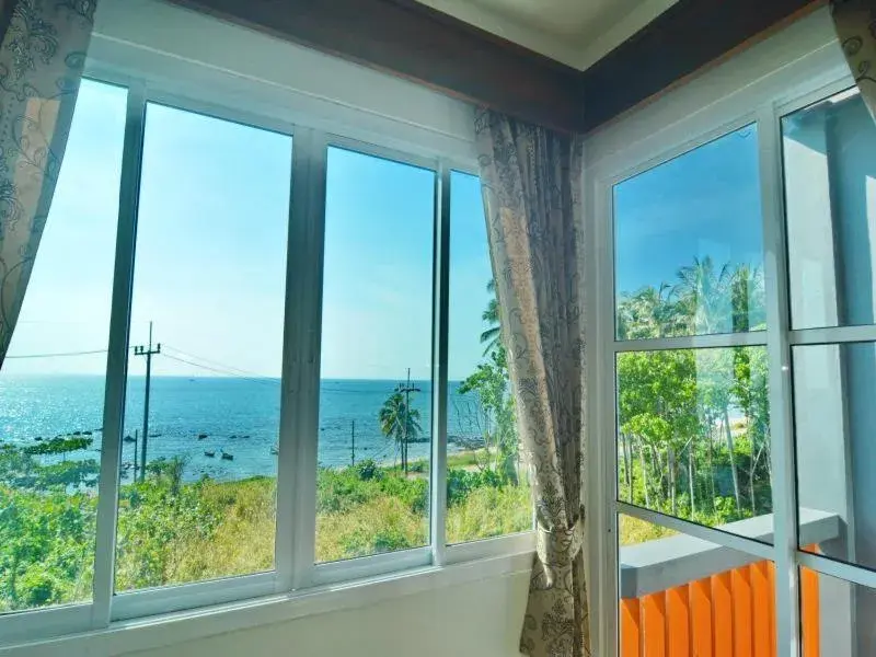 Photo of the whole room, Balcony/Terrace in The Sea @ Lanta Hotel