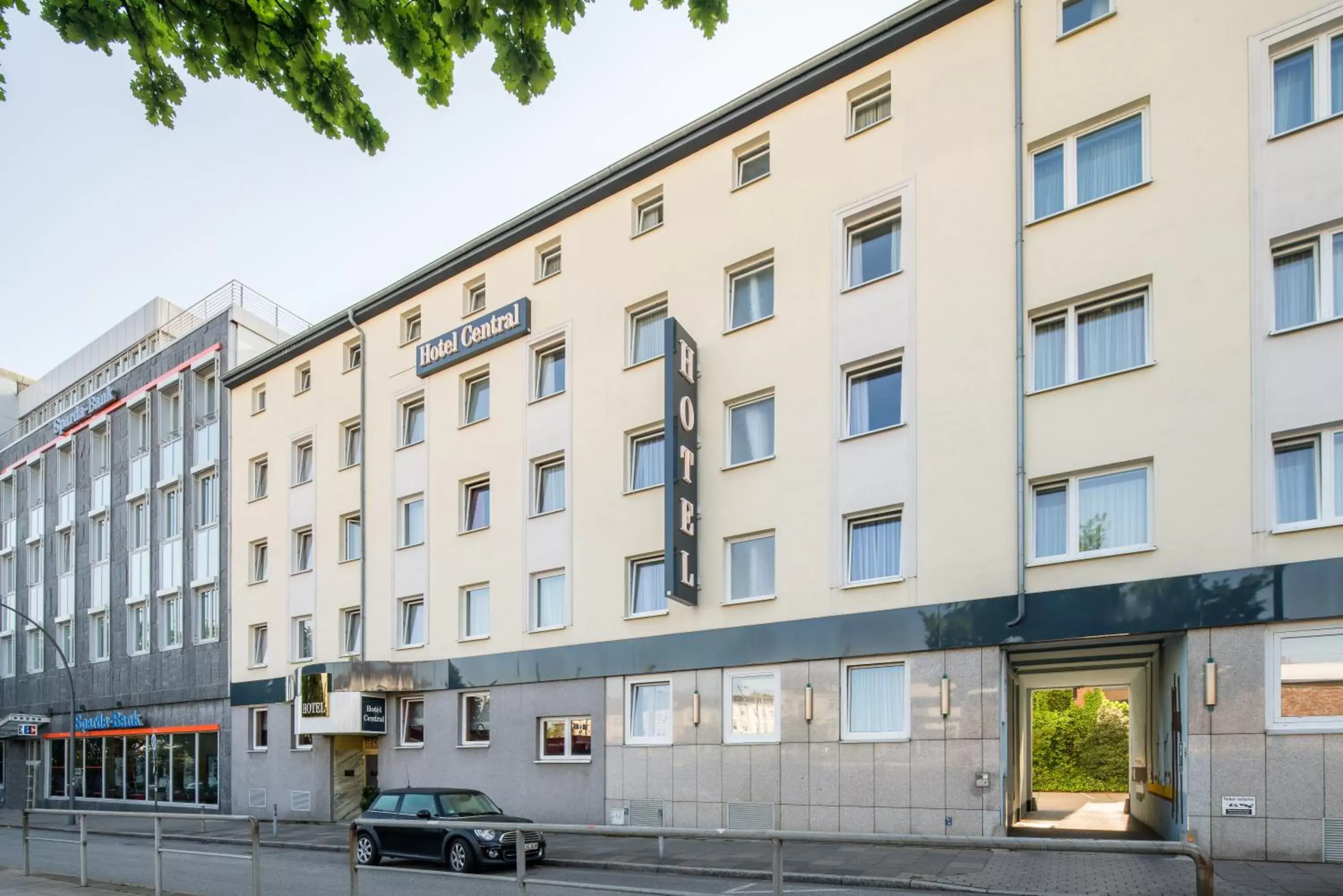 Facade/entrance, Property Building in Hotel Central Hamburg