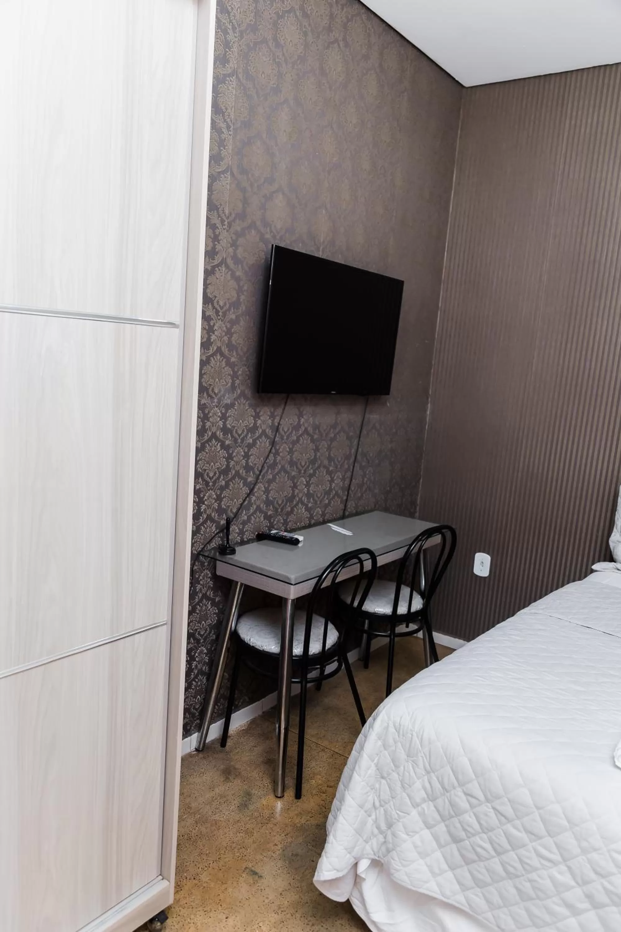 TV/Entertainment Center in ZANI APART HOTEL 520i