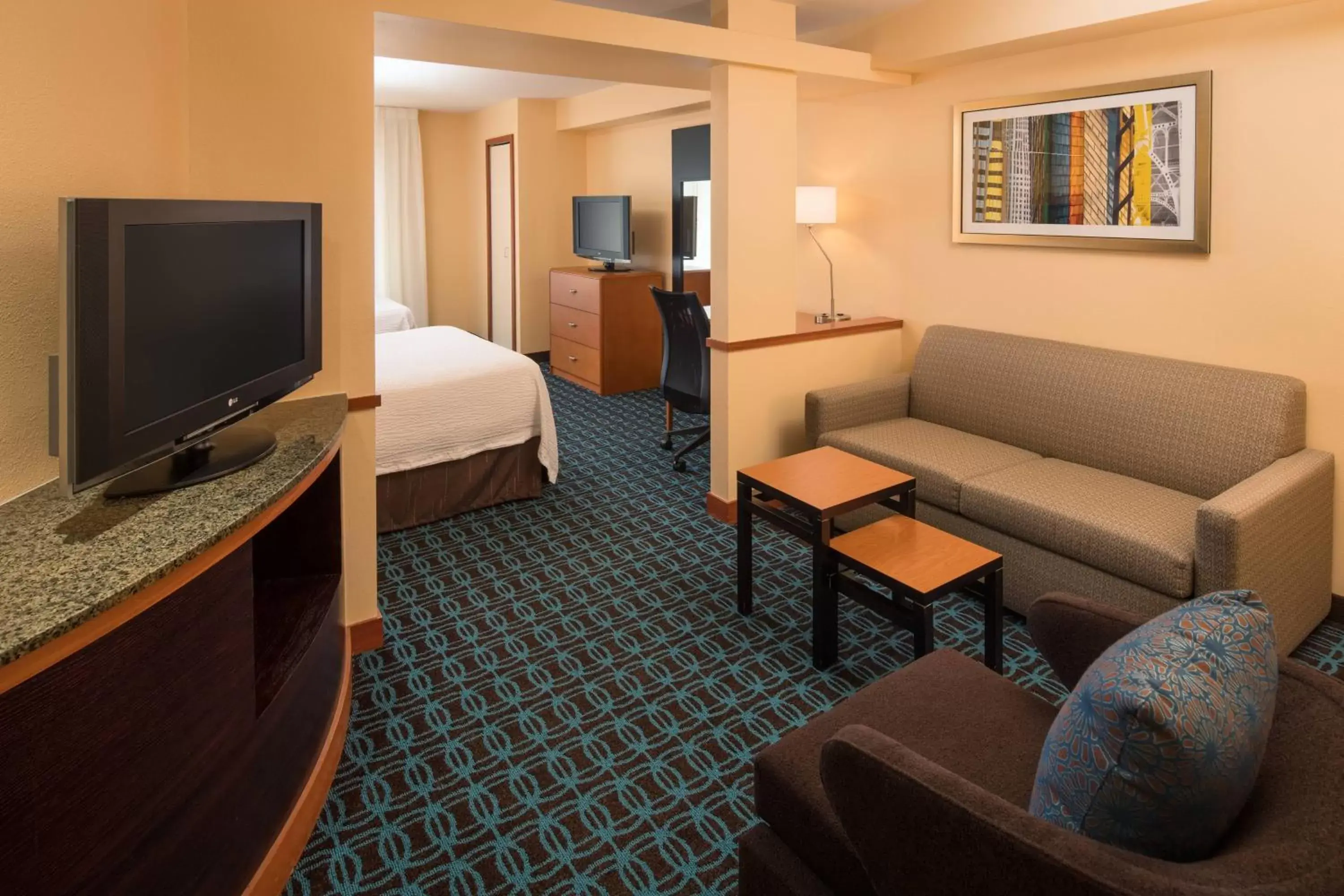 Living room, TV/Entertainment Center in Fairfield Inn & Suites by Marriott Portland North