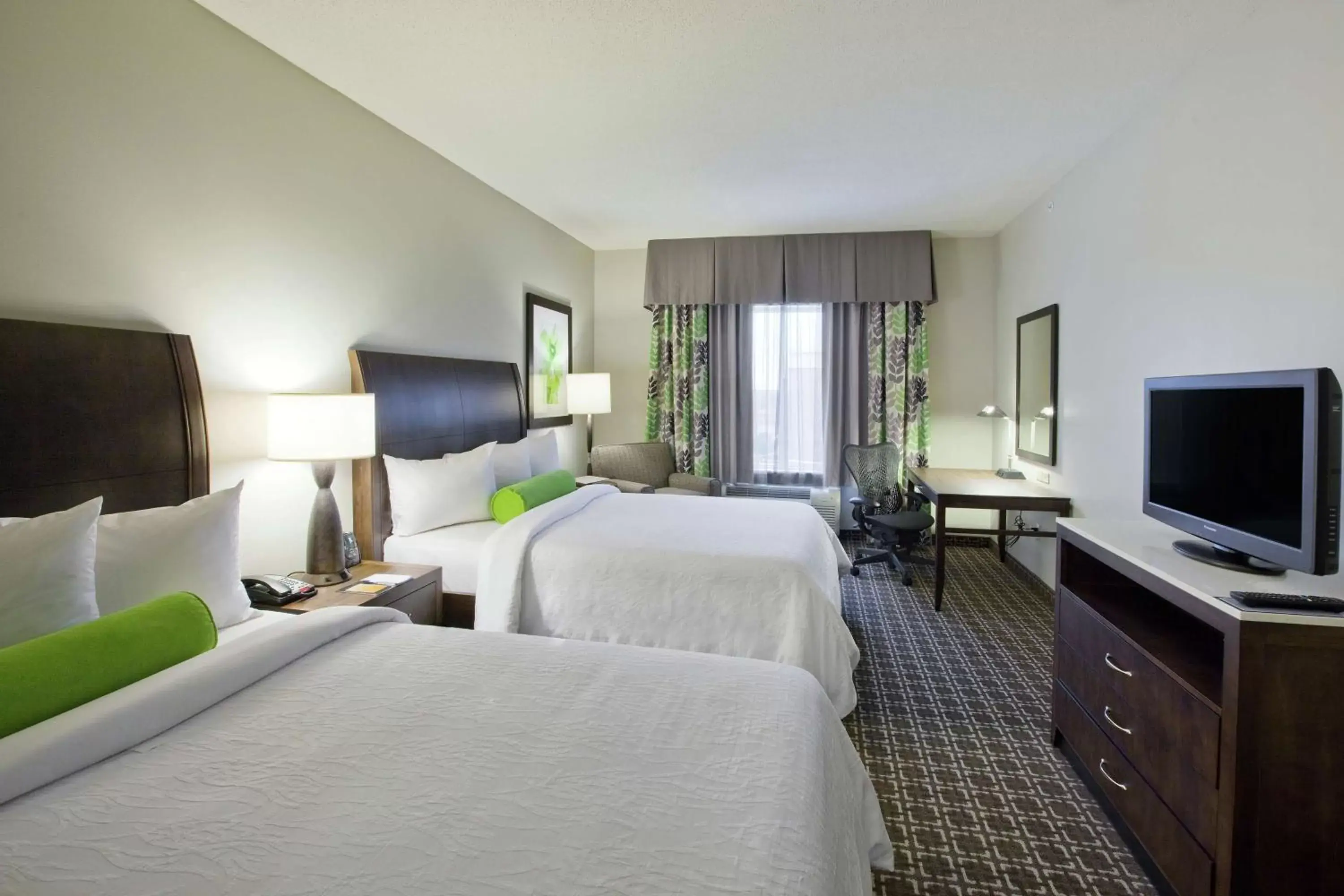 Bed, TV/Entertainment Center in Hilton Garden Inn Raleigh Cary