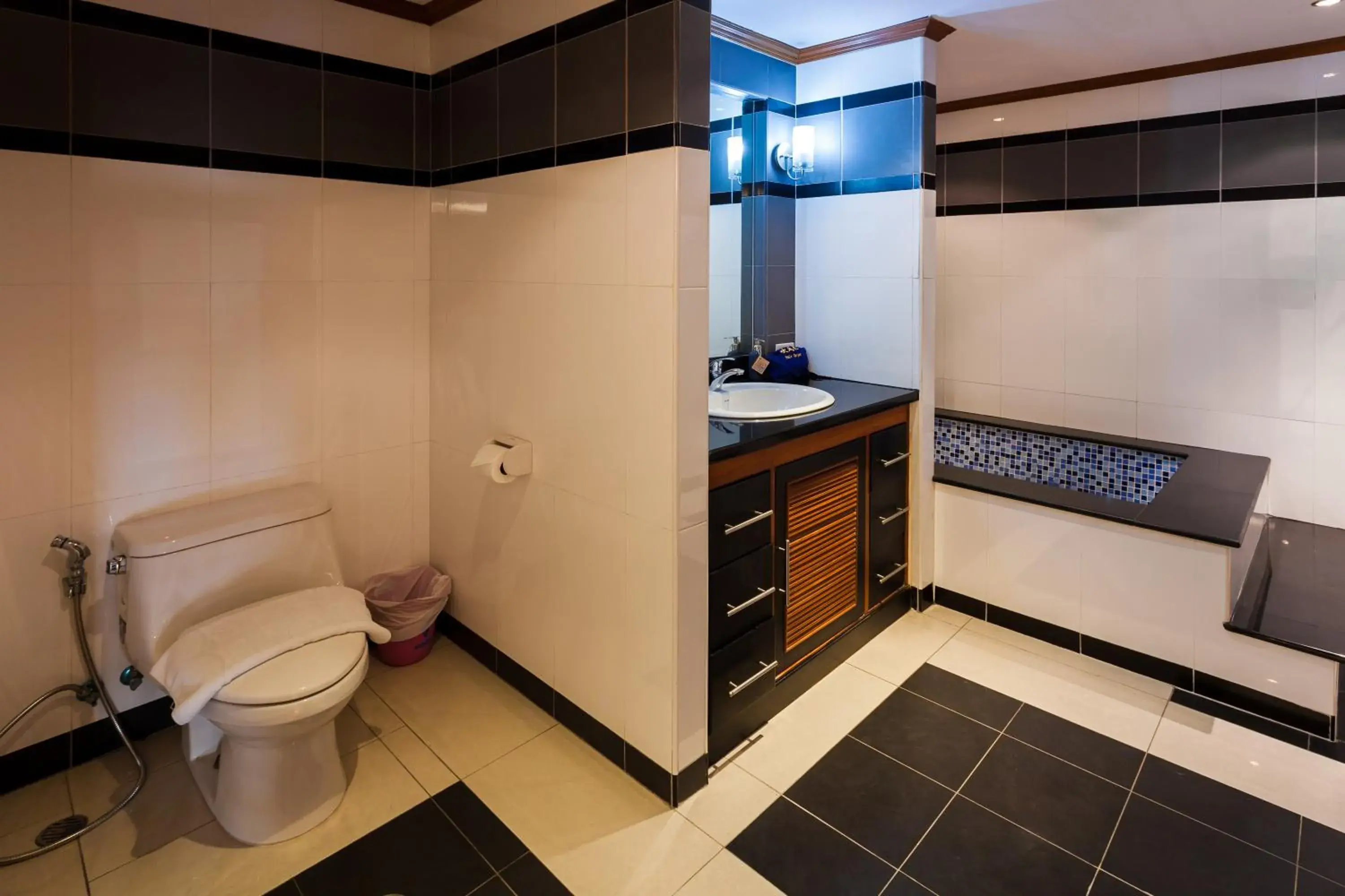 Toilet, Bathroom in Tara Court Hotel