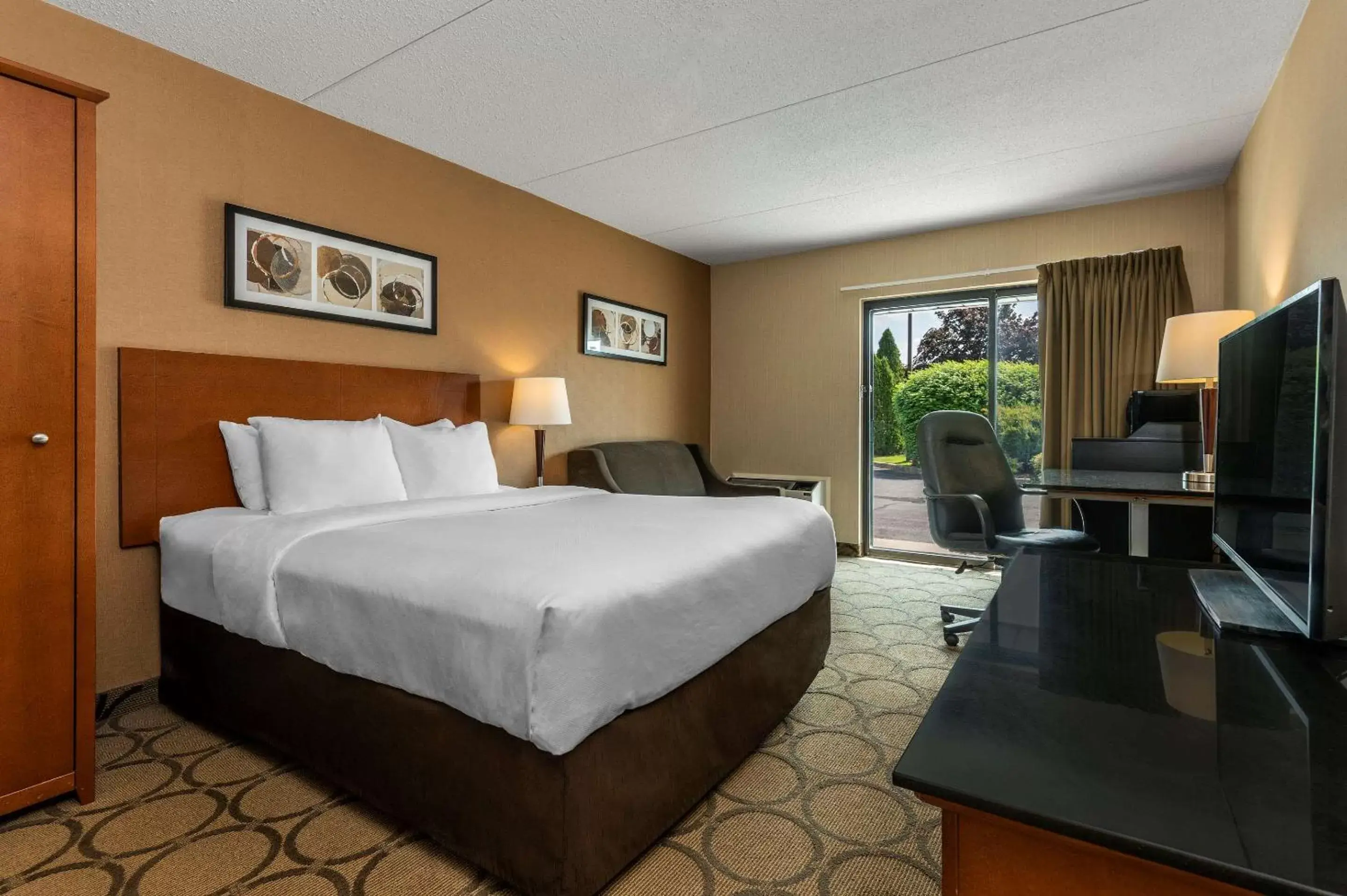 Photo of the whole room, Bed in Comfort Inn Laval