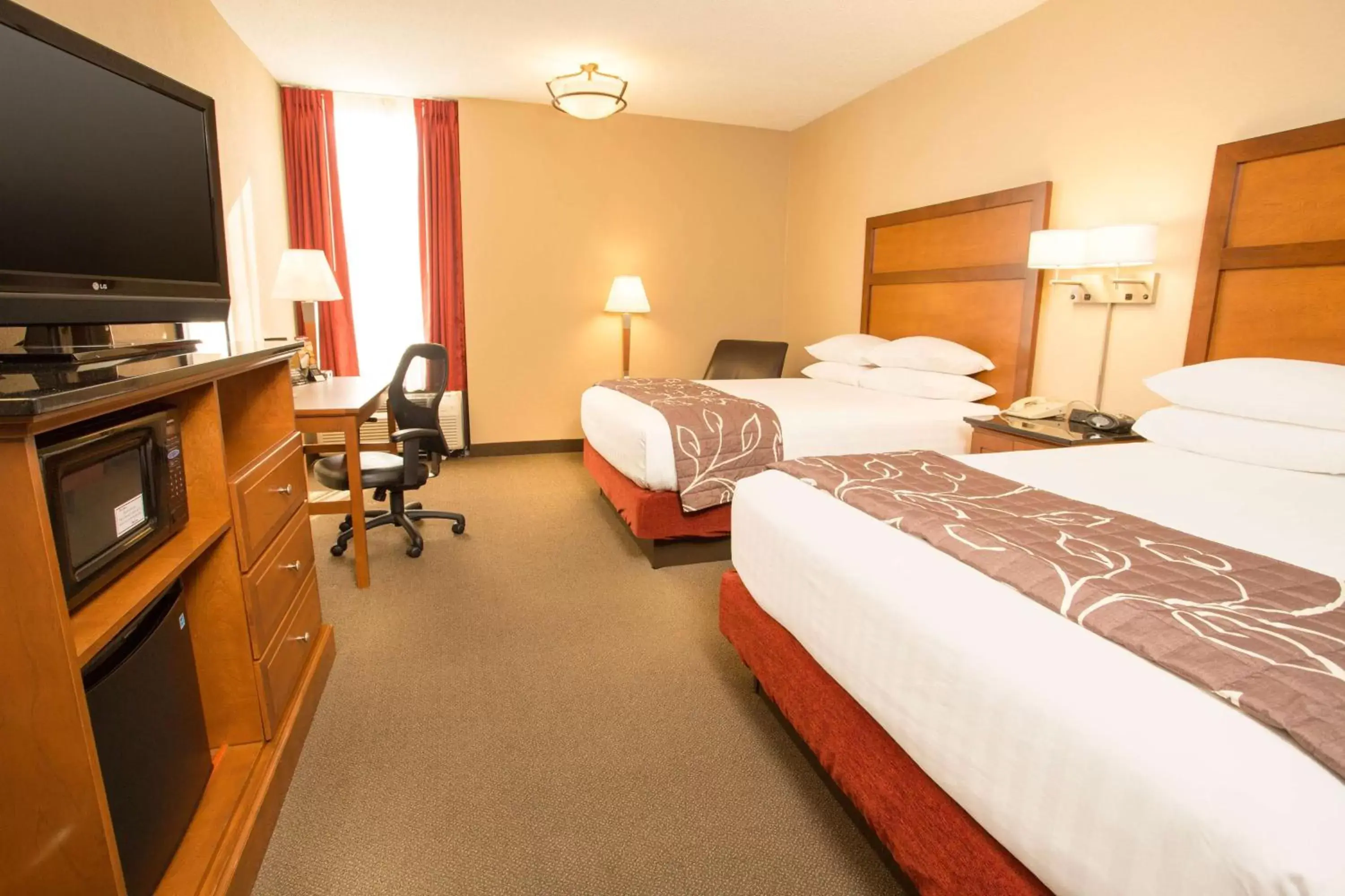 Photo of the whole room, Bed in Drury Inn & Suites Springfield MO