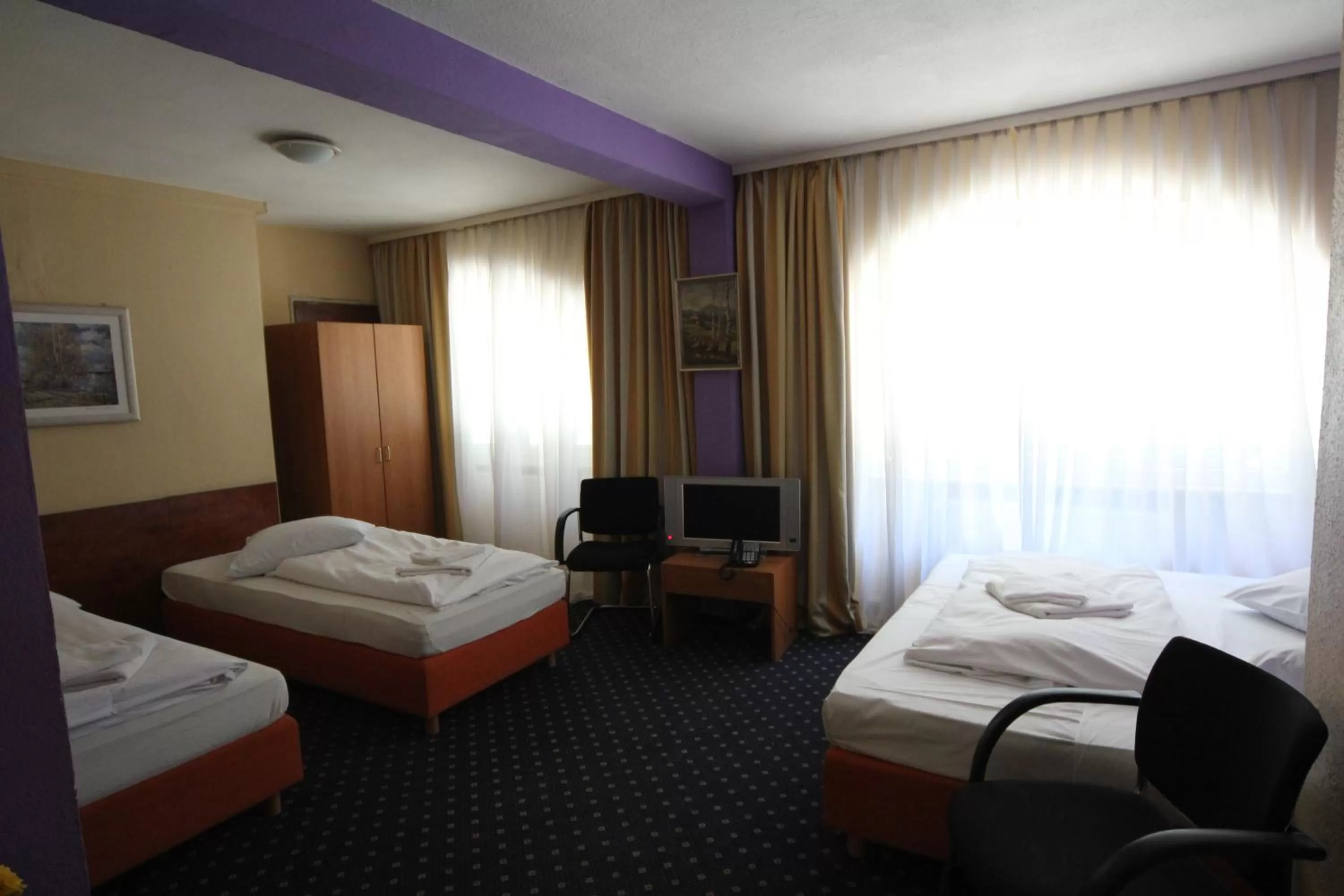 Photo of the whole room, Bed in Carlton Hotel