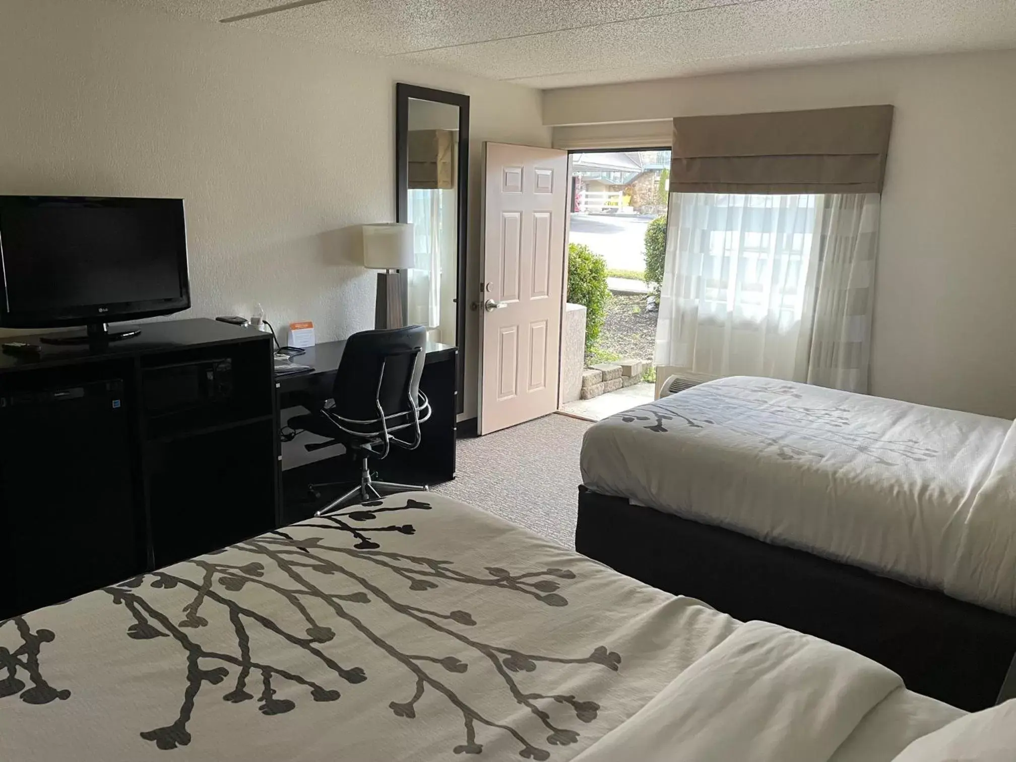 Patio, Bed in Sleep Inn & Suites near Sports World Blvd