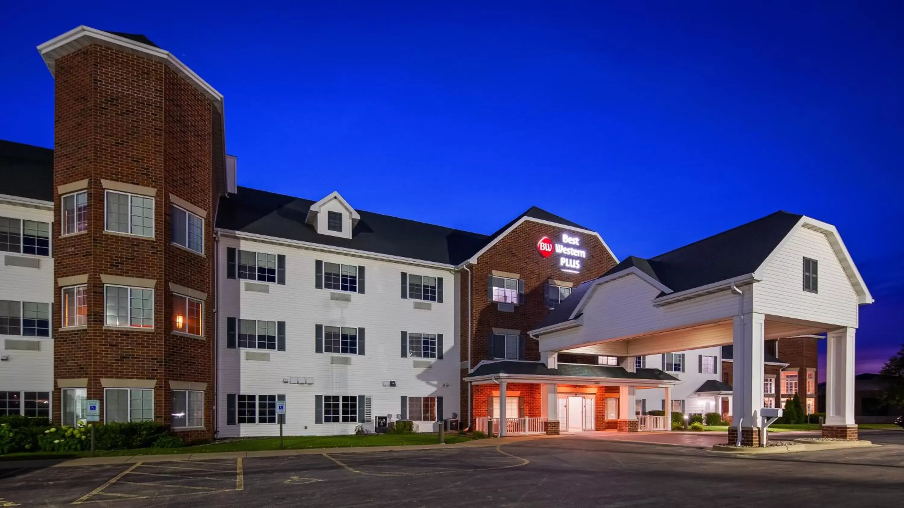 Property Building in Best Western Plus Appleton Airport Mall Hotel
