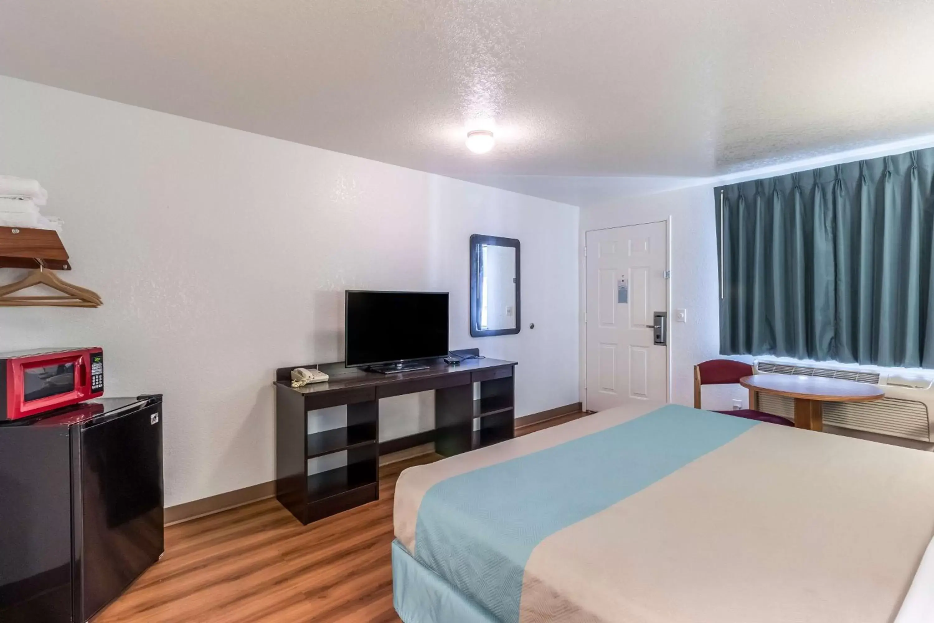 Queen Room - Smoking in Motel 6-Astoria, OR Queen Room - Smoking in Motel 6-Astoria, OR