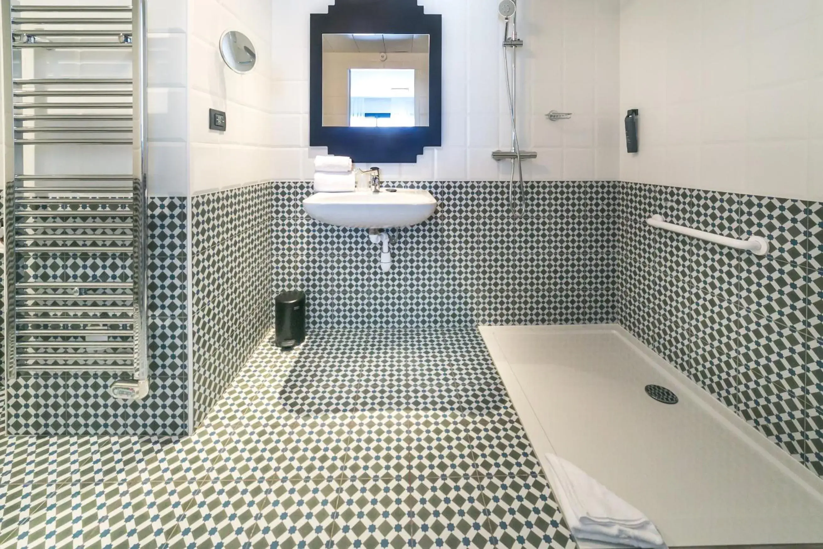 Bathroom in Best Western Hotel Journel Saint-Laurent-du-Var