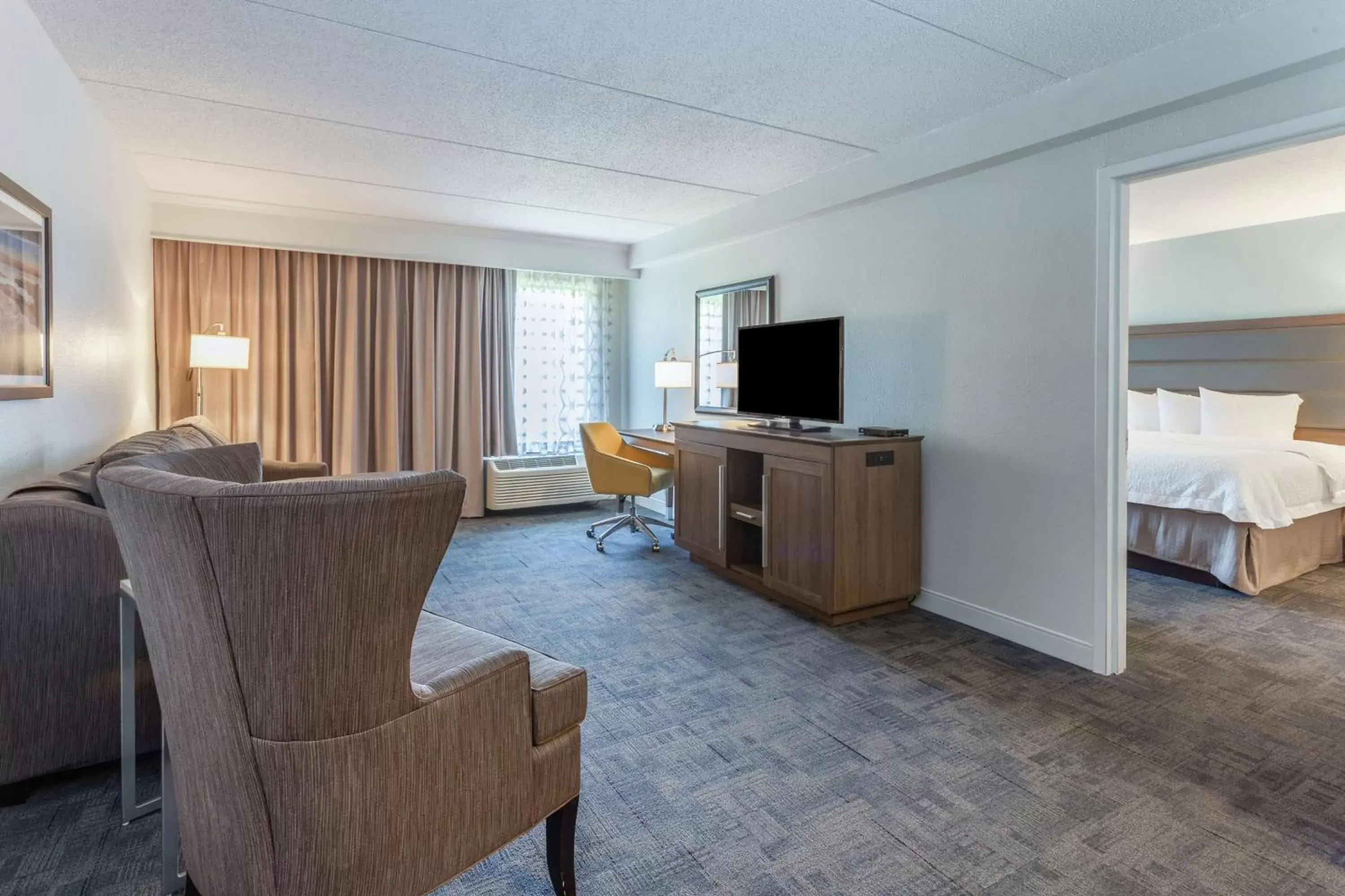 Bedroom, Seating Area in Hampton Inn Groton/Mystic