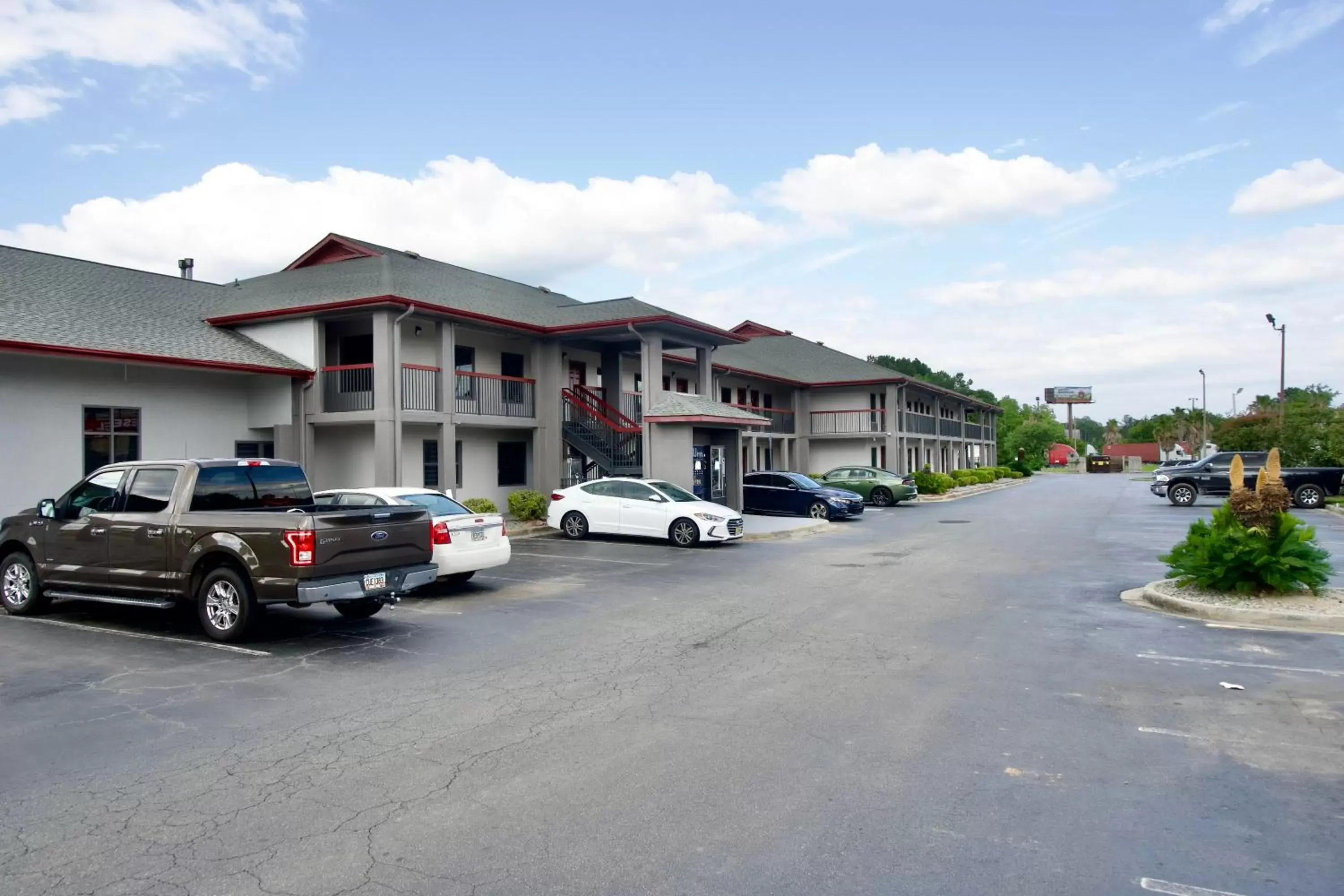 Parking, Property Building in Red Roof Inn Savannah North I-95 - Port Wentworth