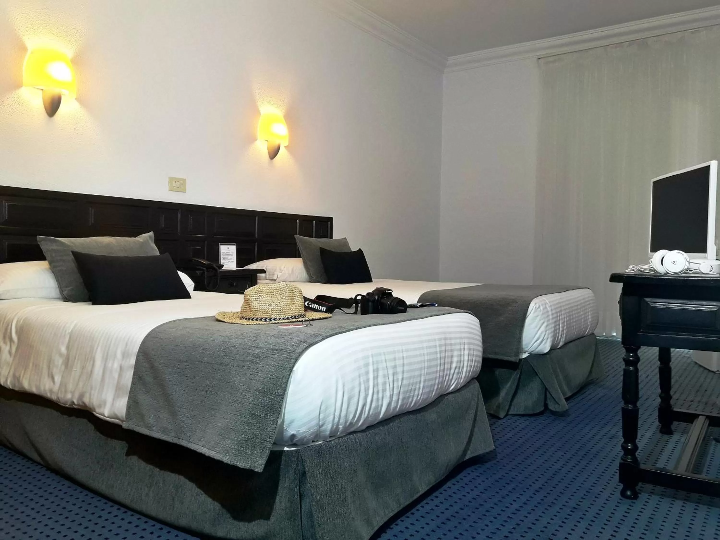 Photo of the whole room, Bed in Hotel Miramar