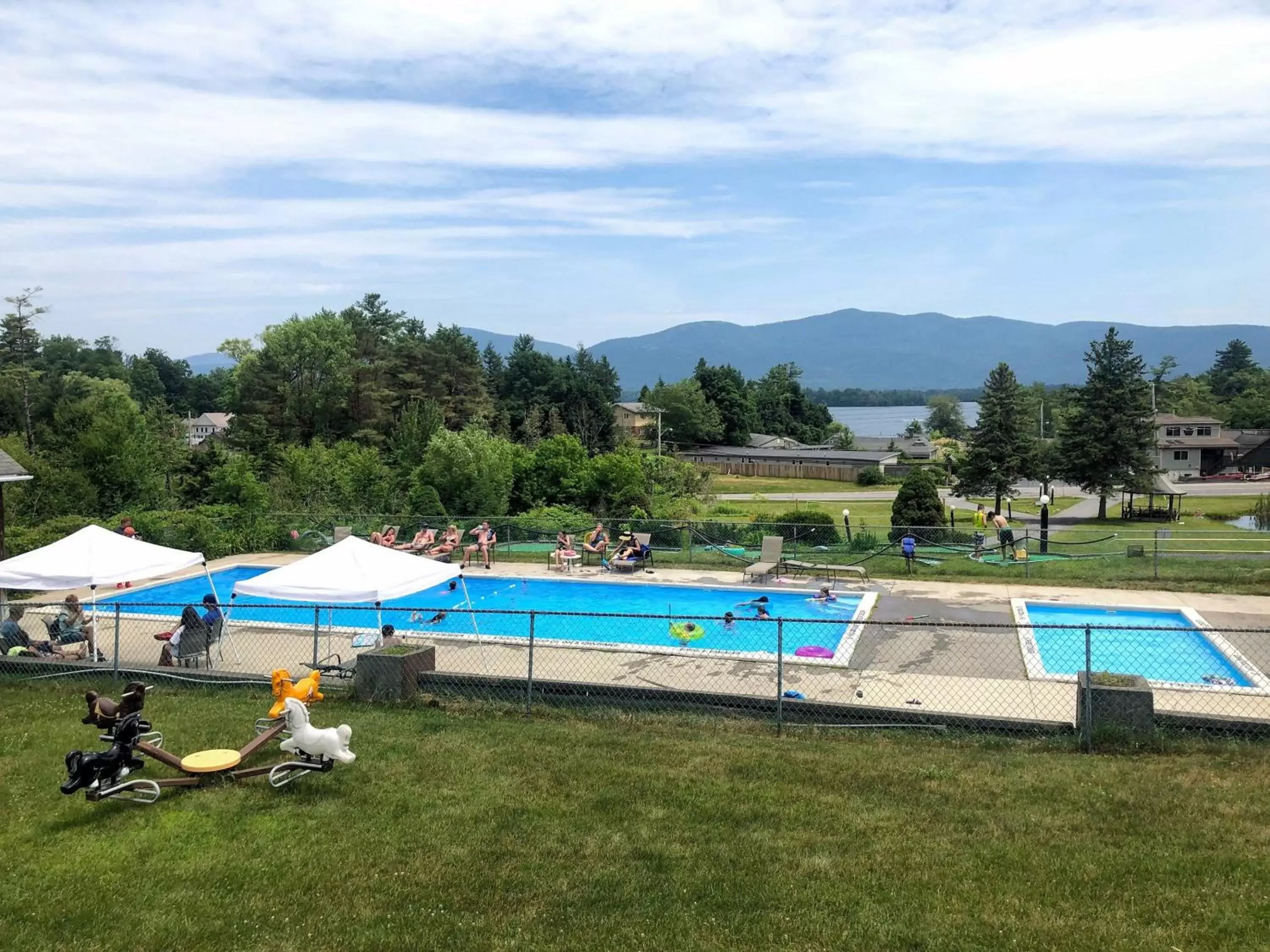 Swimming Pool in Hill View Motel and Cottages