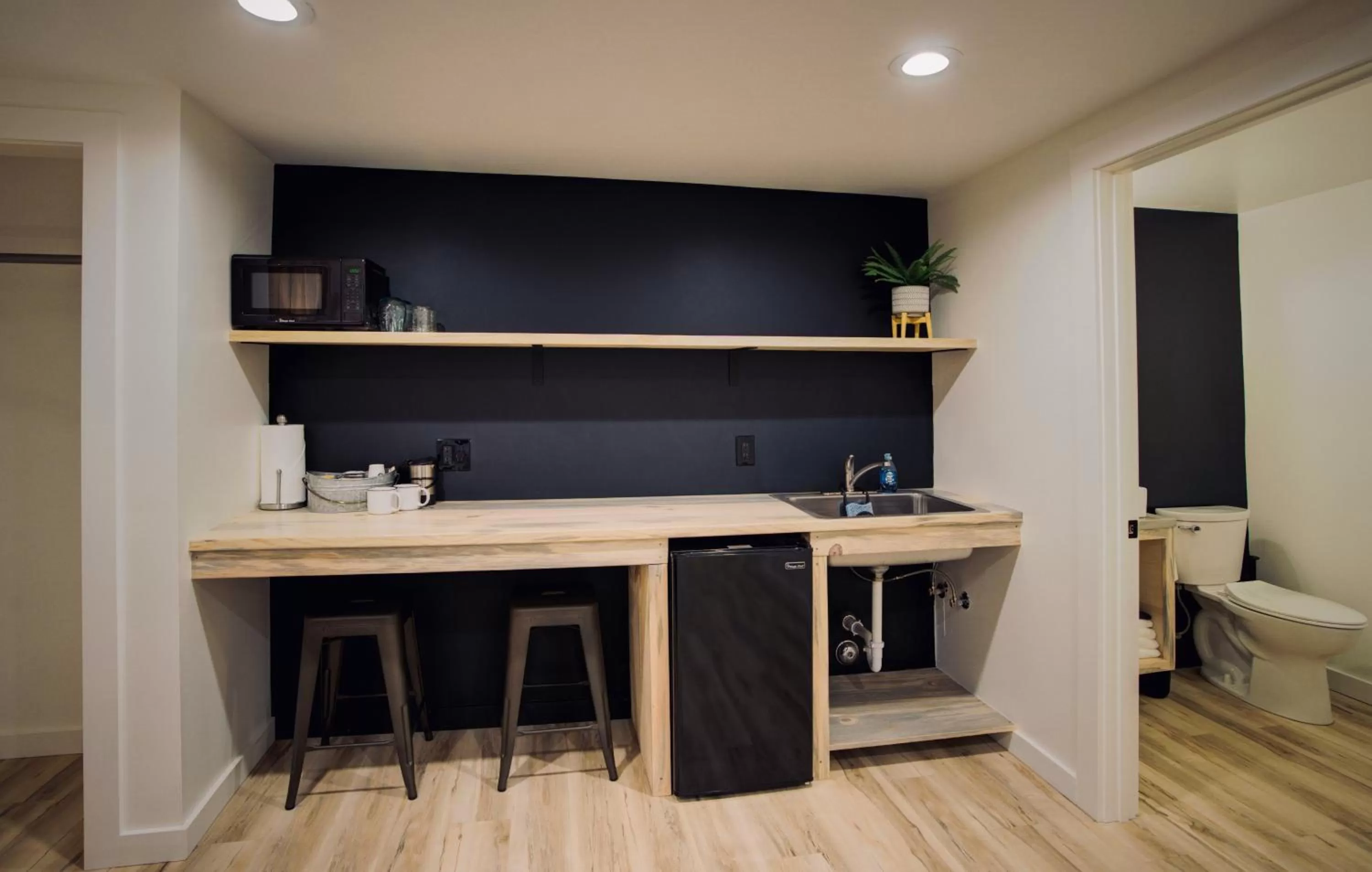 Kitchen/Kitchenette in Outdoors Inn