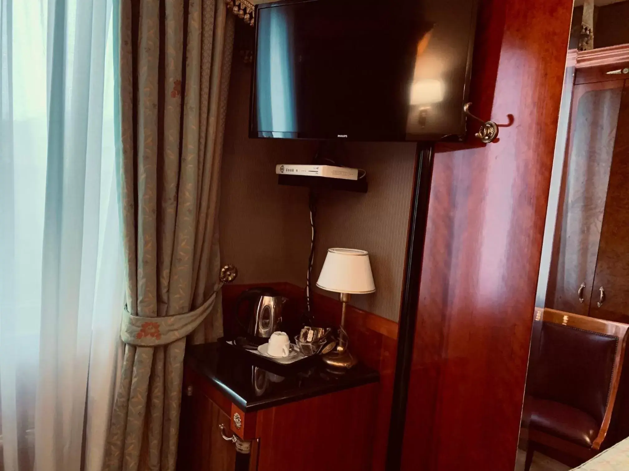 TV and multimedia, TV/Entertainment Center in Hotel Vittoria