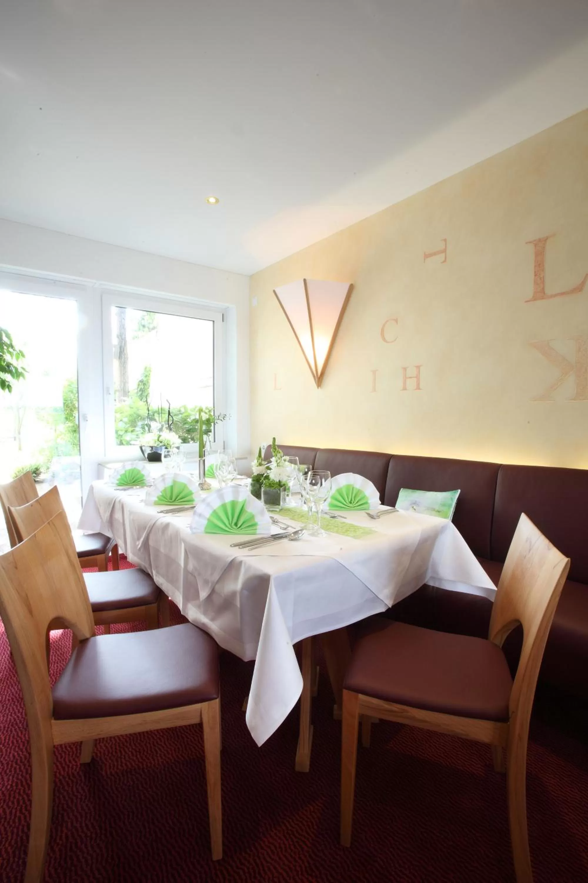 Restaurant/places to eat in Hotel Elysee