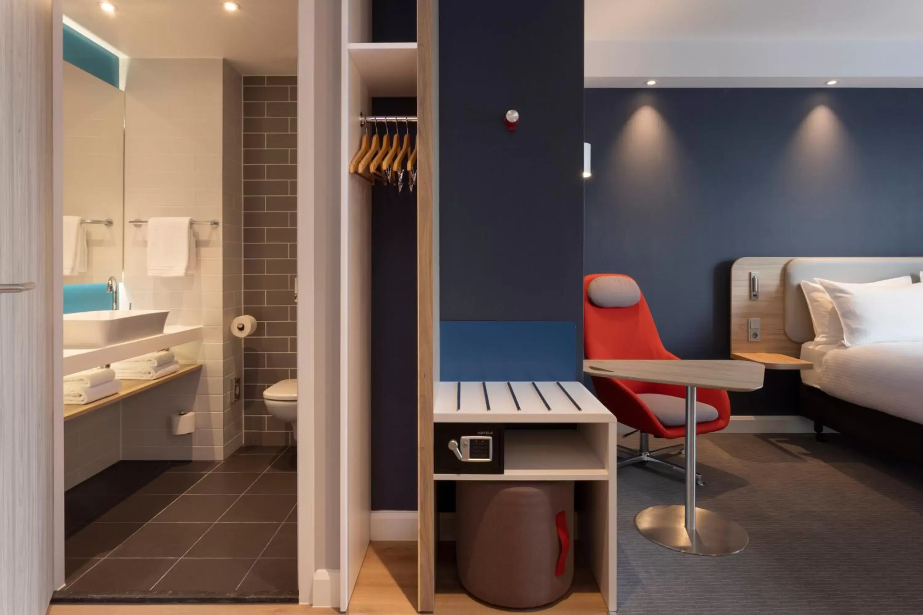 Bedroom, Bathroom in Holiday Inn Express & Suites - Deventer, an IHG Hotel