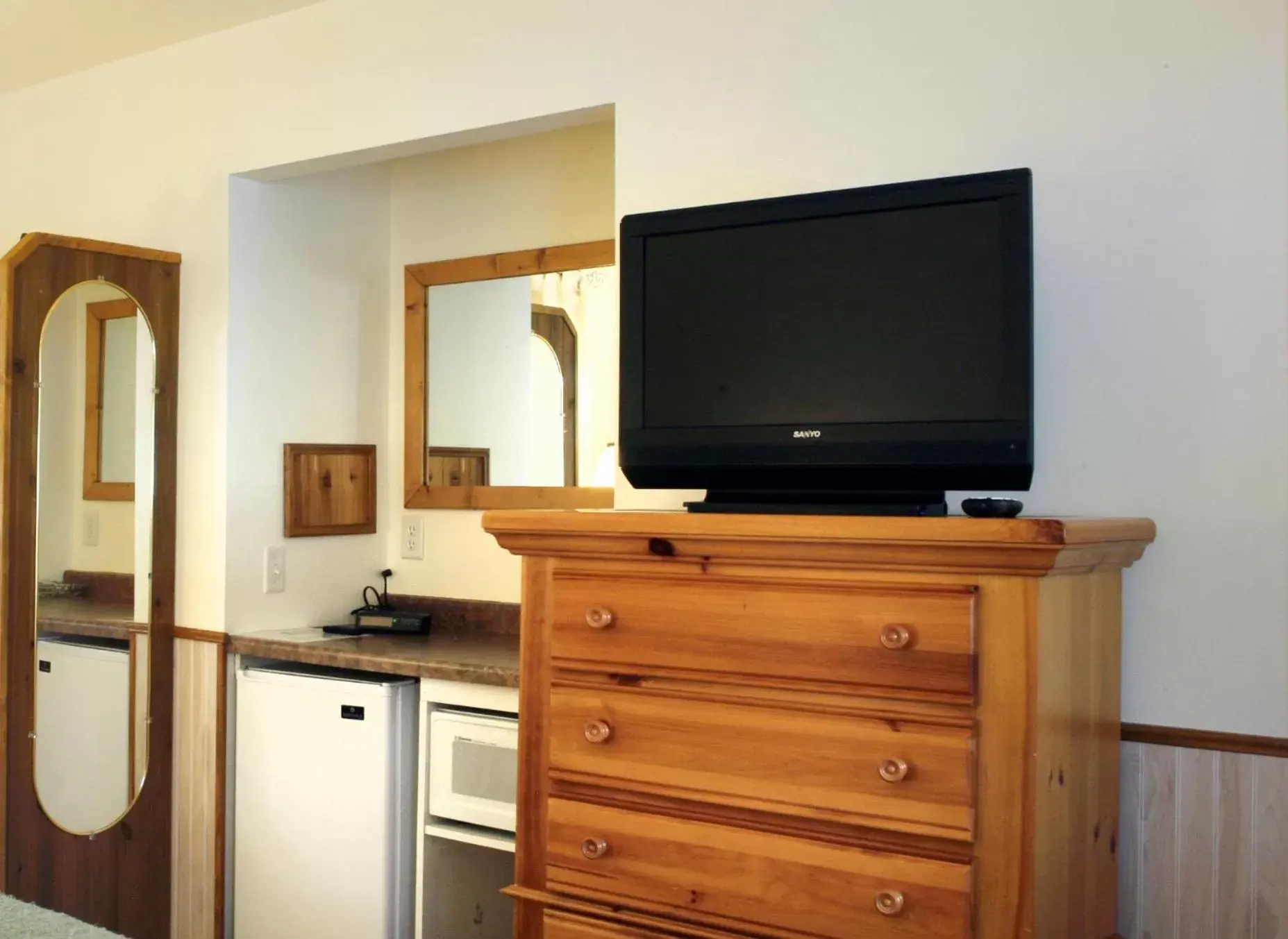 TV and multimedia, TV/Entertainment Center in Peninsula Park-View Resort