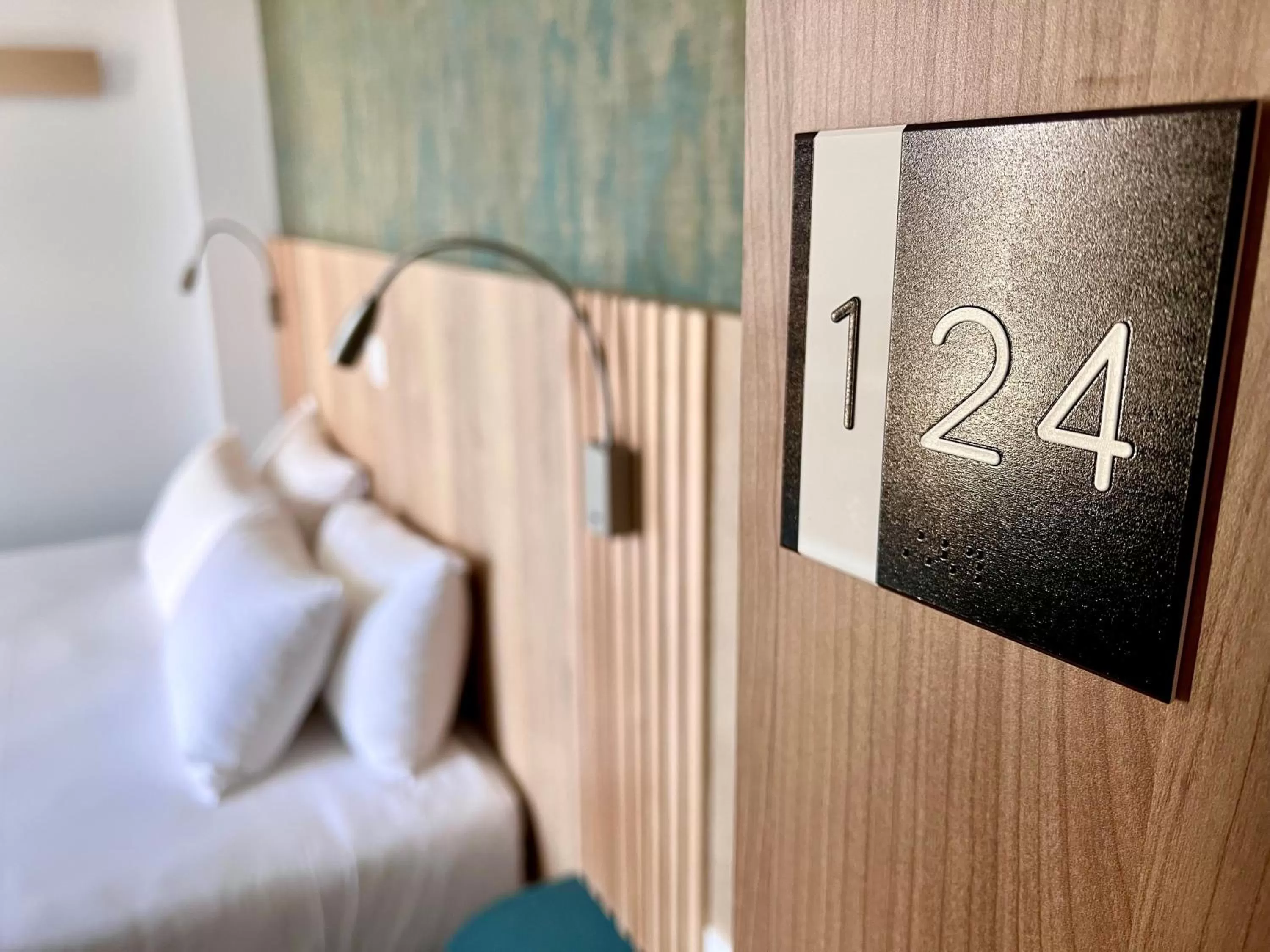 Bedroom, Bed in The Originals City, Hôtel Le Puech, Narbonne