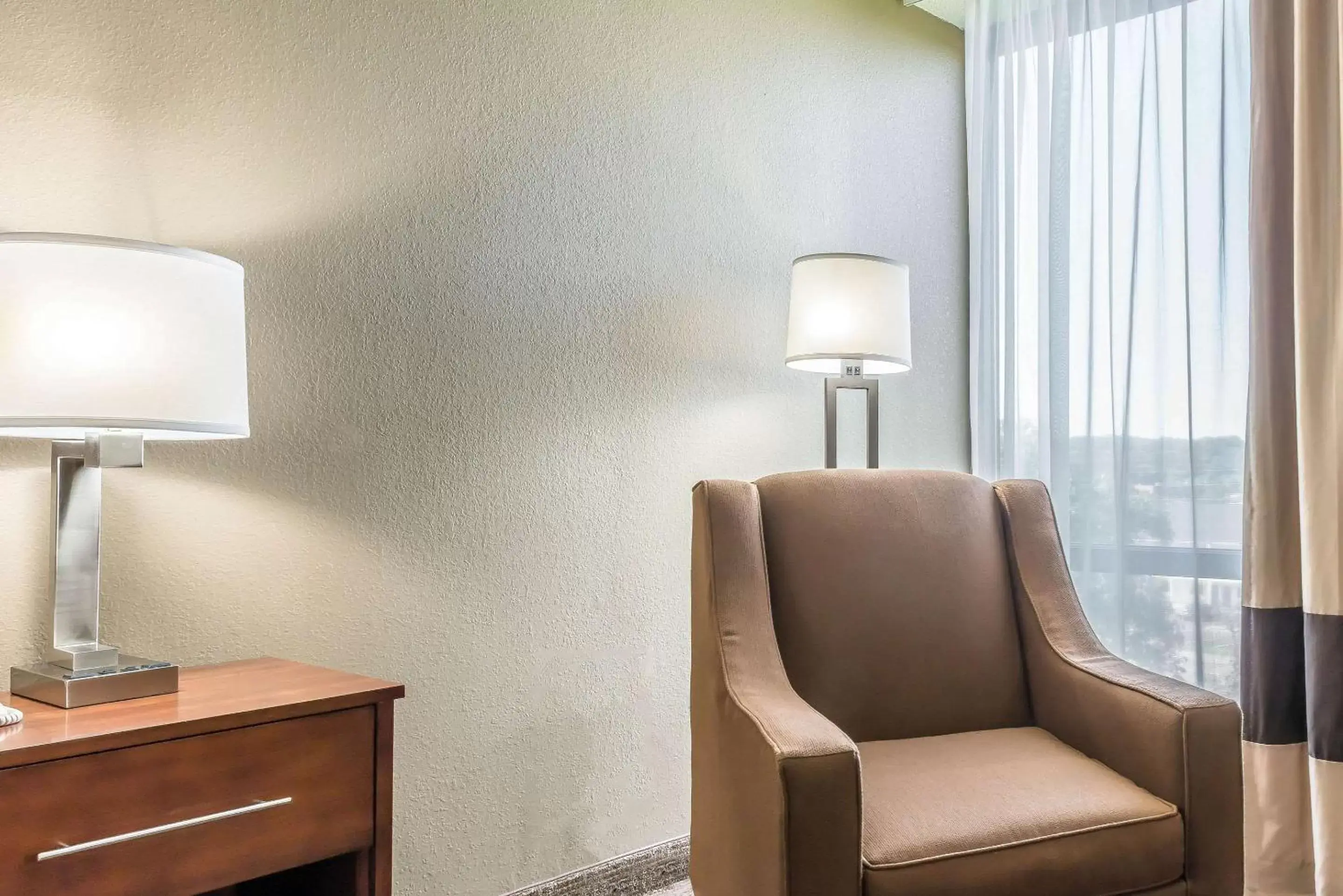 Photo of the whole room, Seating Area in Comfort Inn Cranberry Township
