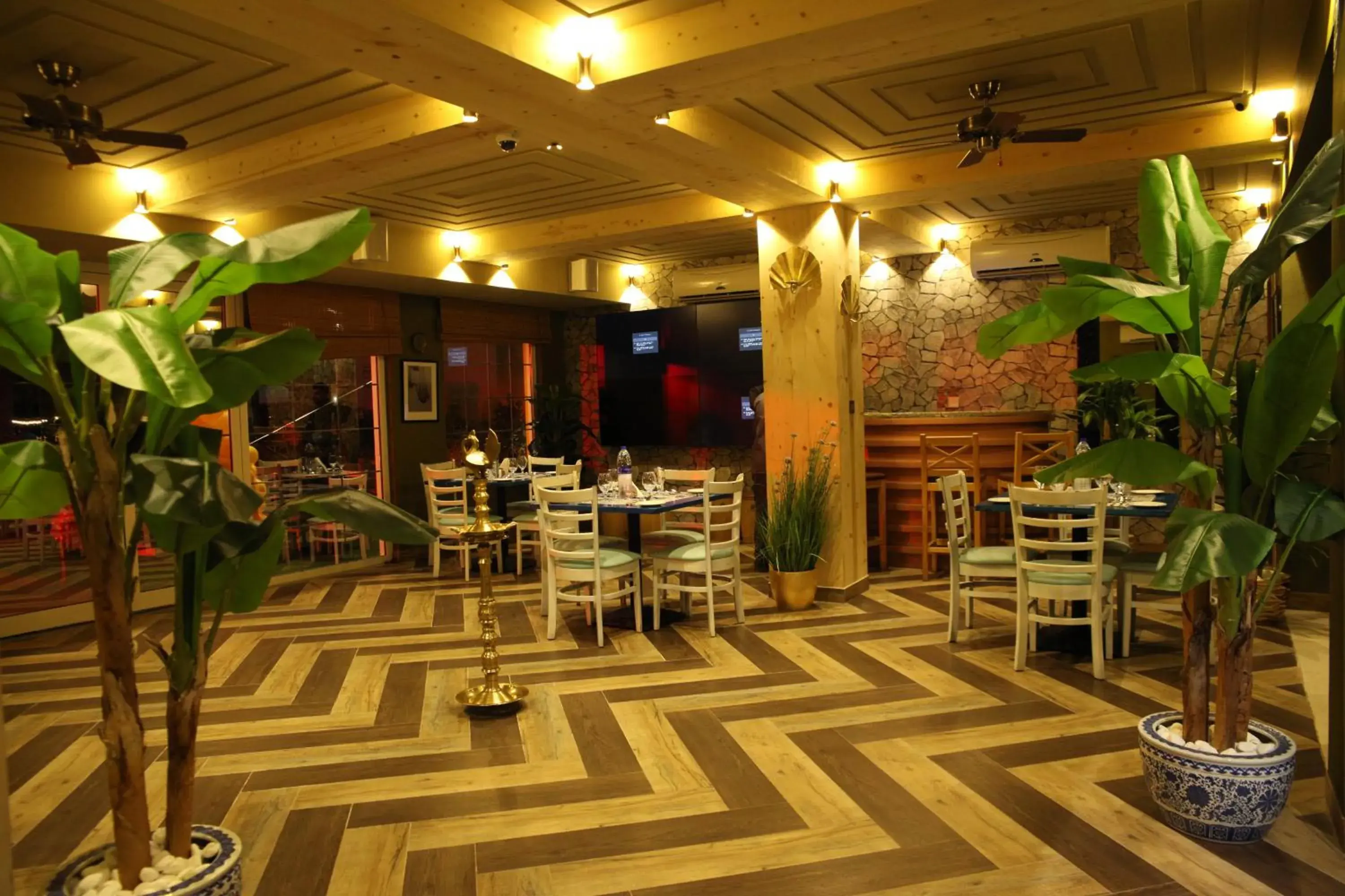 Restaurant/Places to Eat in Pearl Beach Hotel