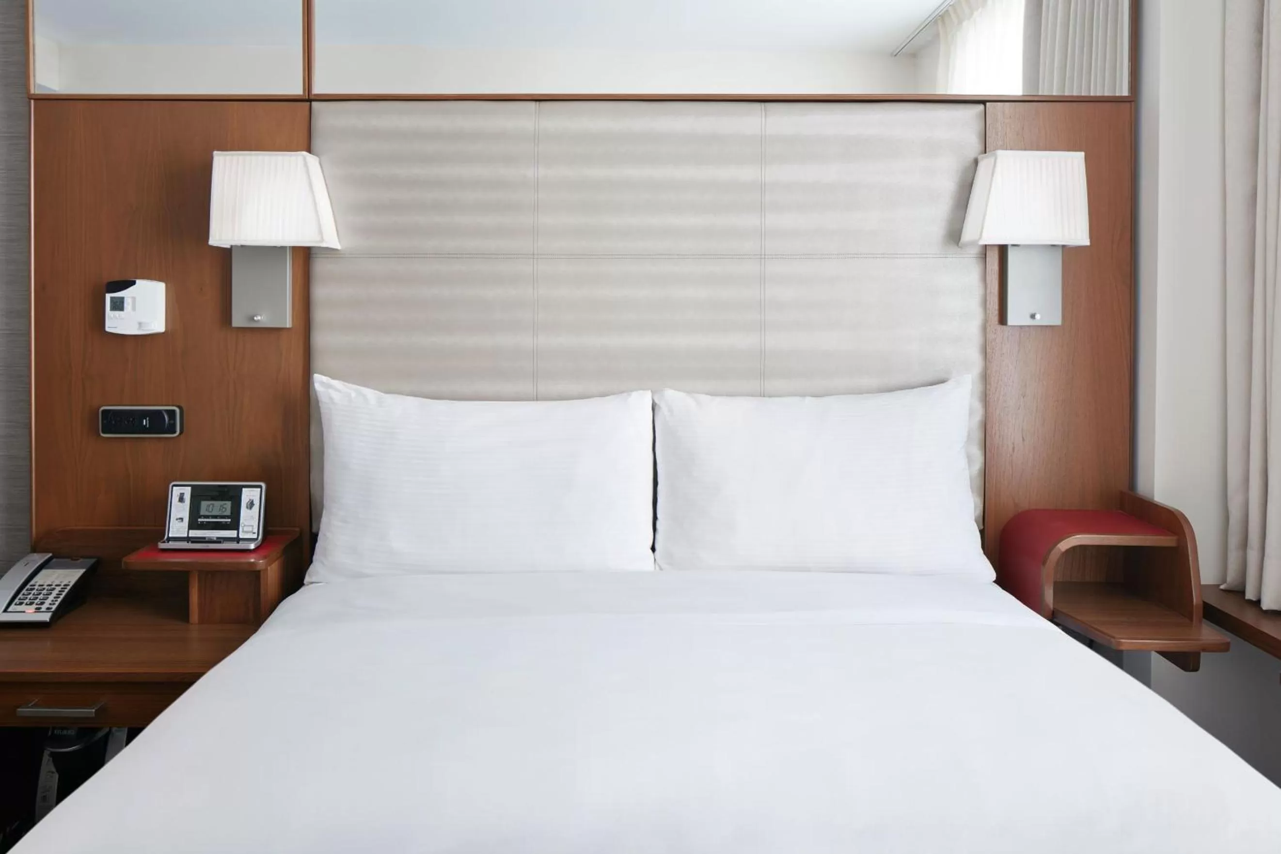 Photo of the whole room, Bed in Club Quarters Hotel Grand Central, New York