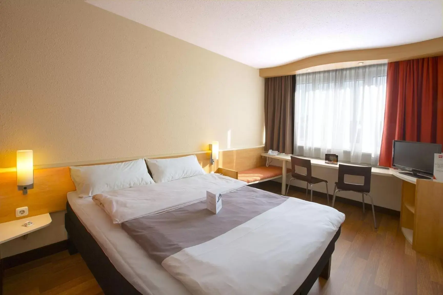 Photo of the whole room, Bed in Ibis Wien Mariahilf