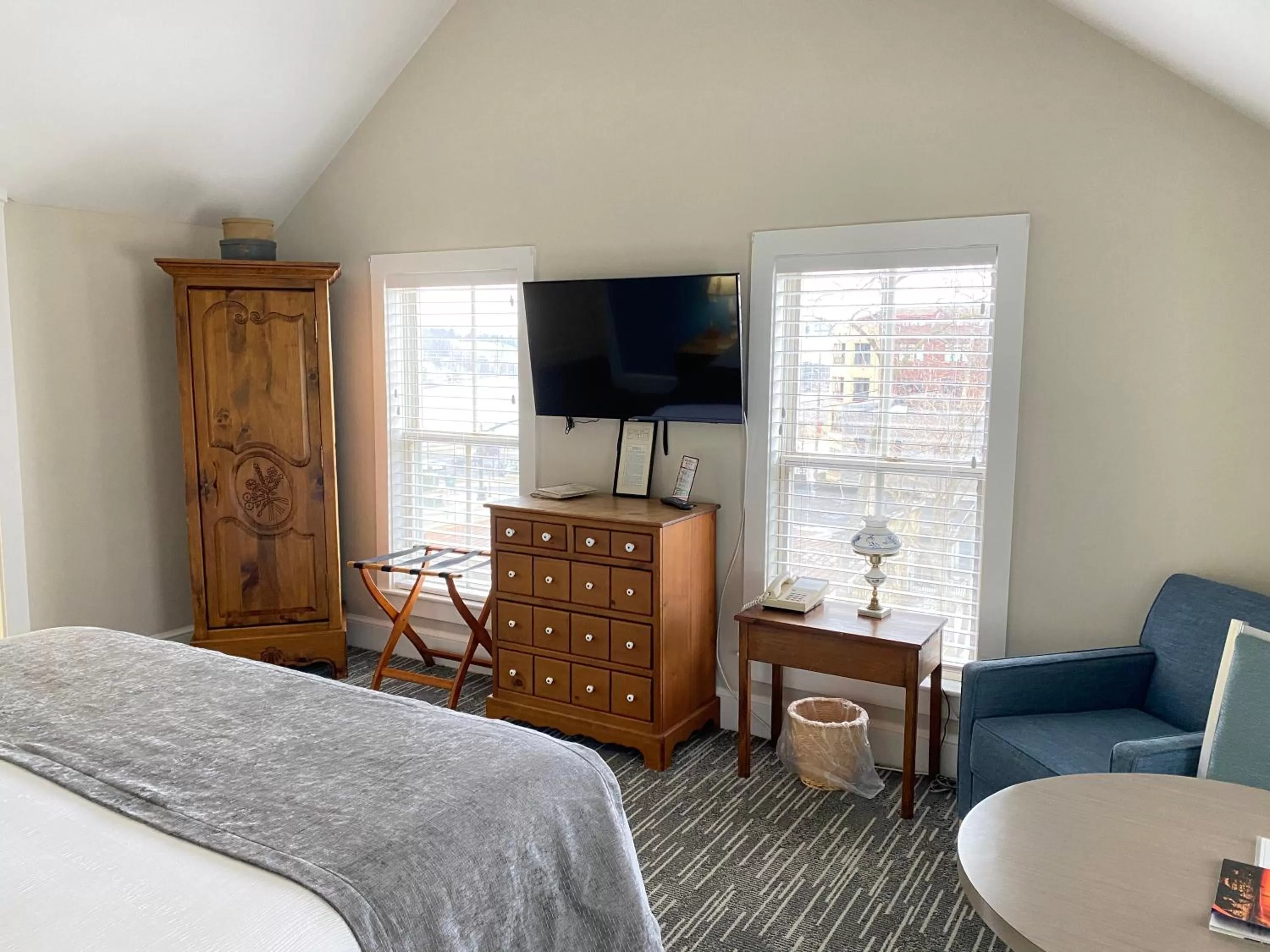 Bed in Harbor House Inn