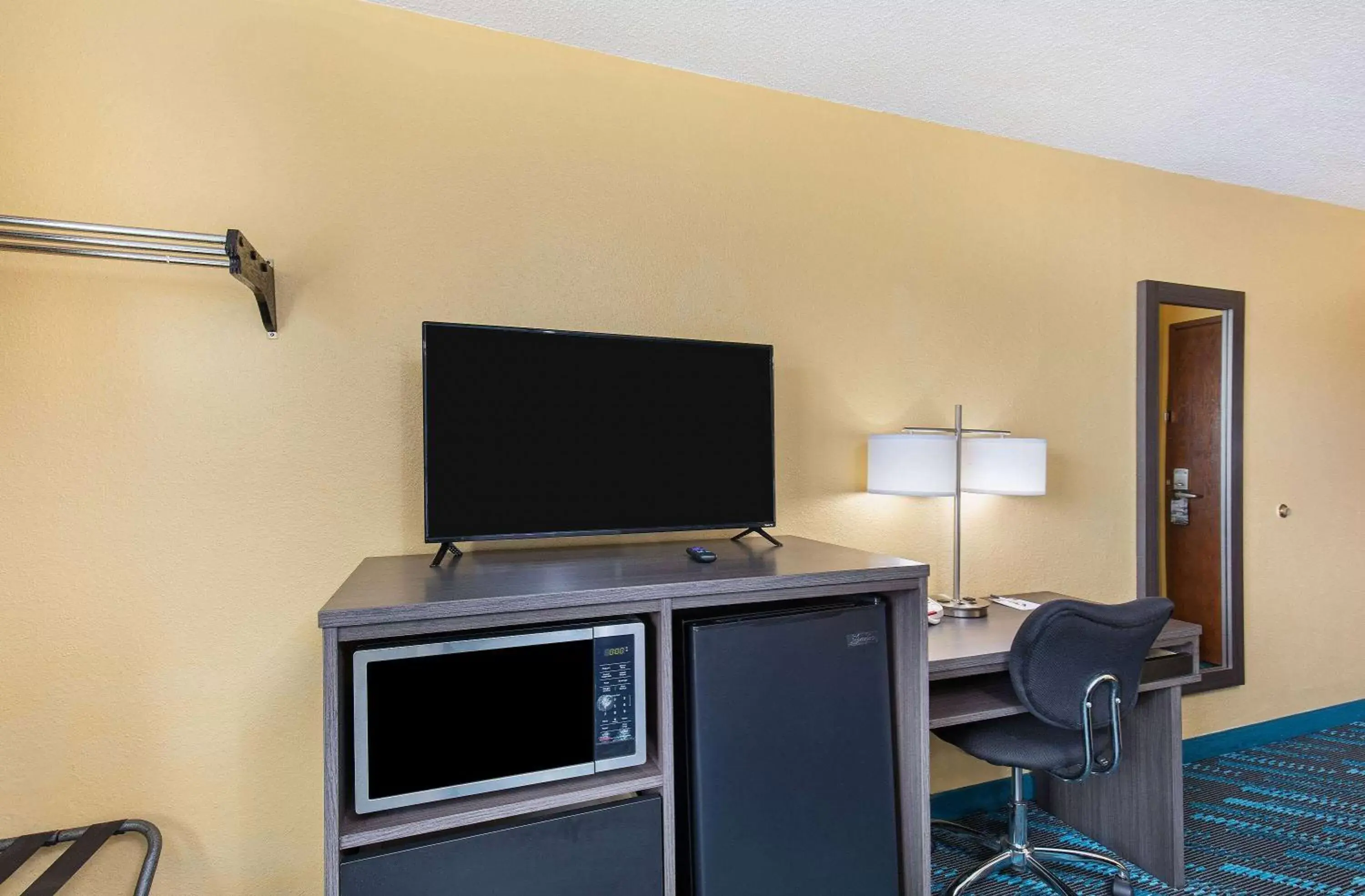 Photo of the whole room, TV/Entertainment Center in Super 8 by Wyndham Somerset