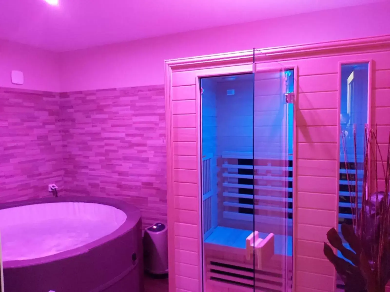Sauna, Bathroom in Chambre d'hôtes SOPHORA - Les Clés des Lys