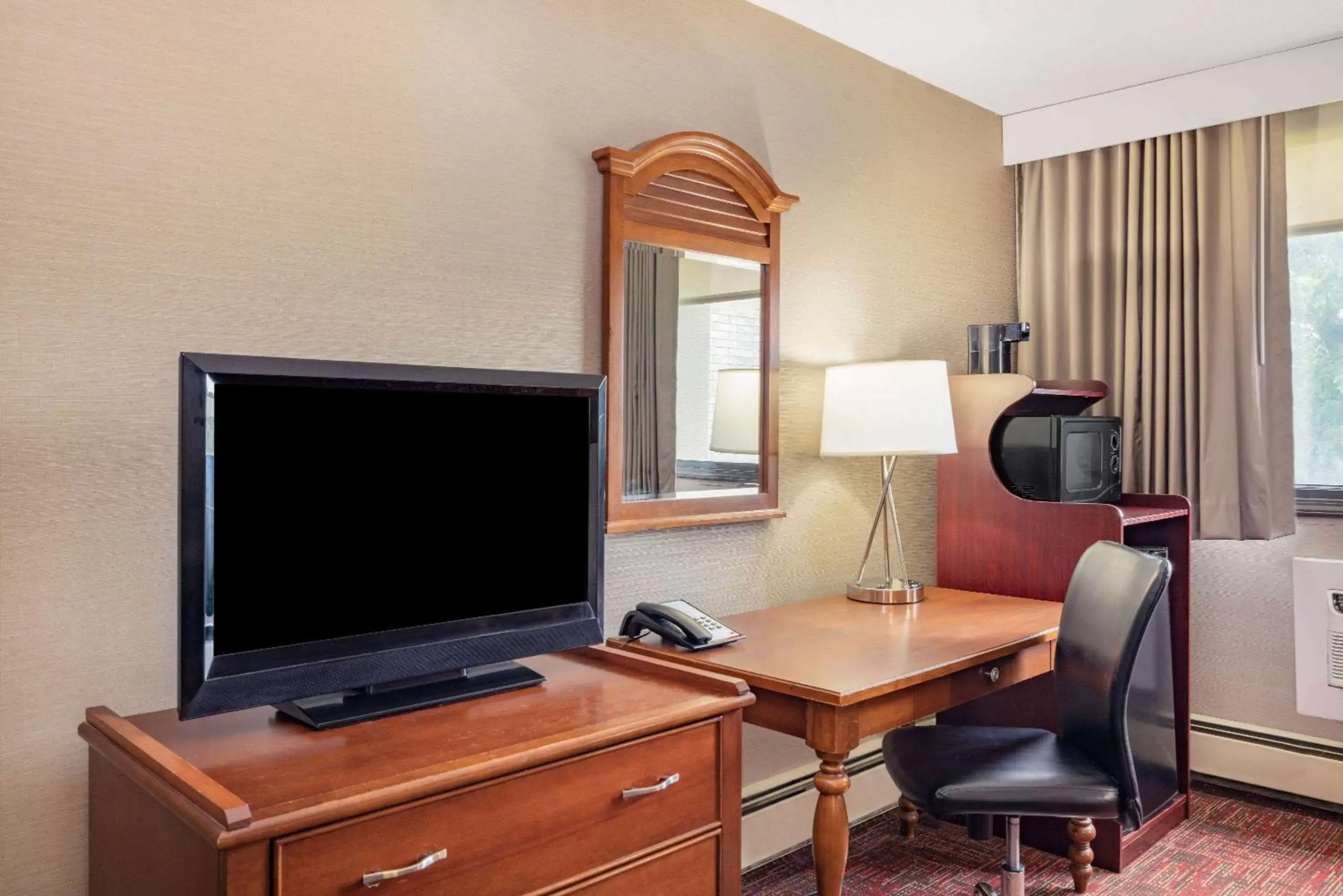 Bed, TV/Entertainment Center in Ramada by Wyndham Grand Forks