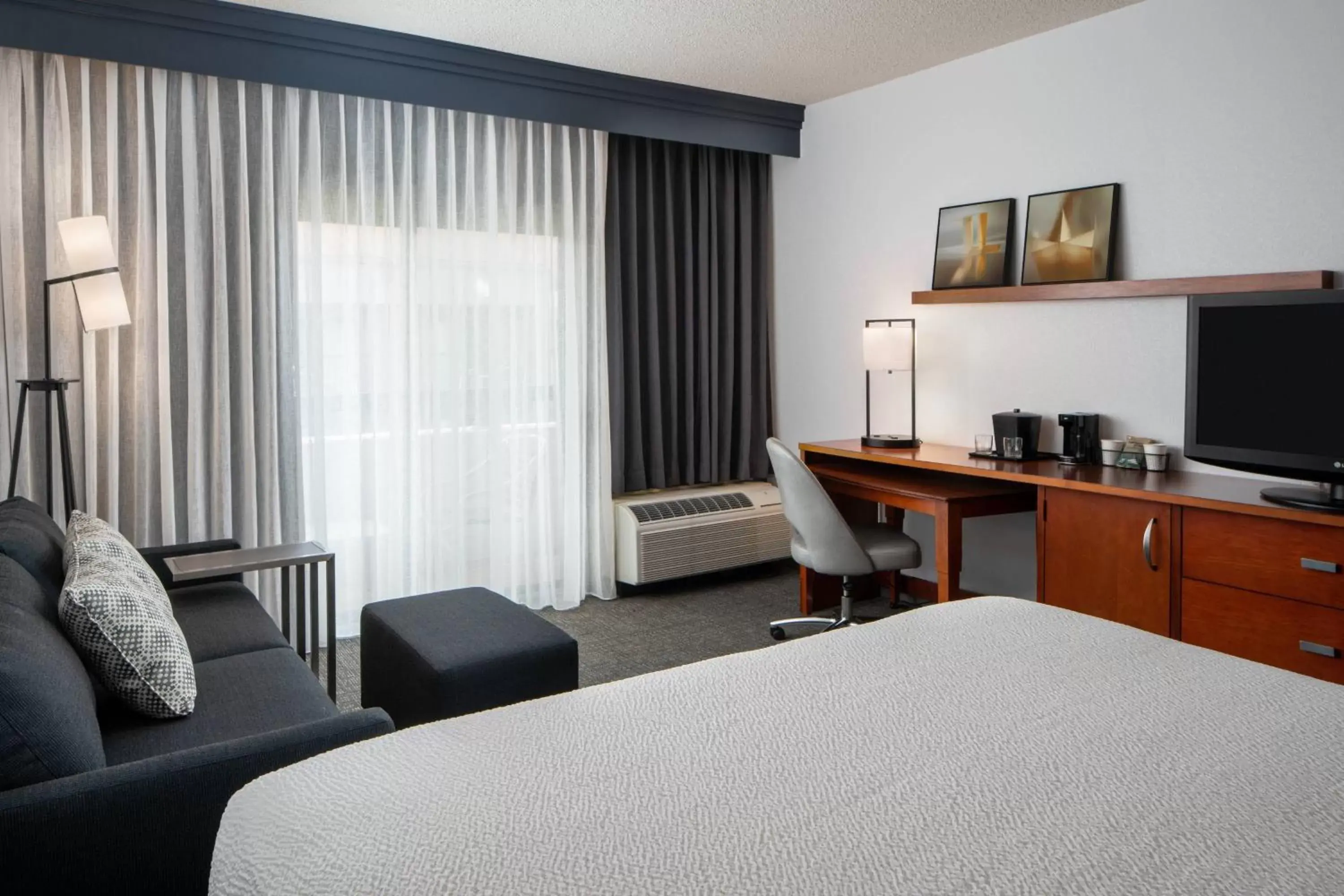 Photo of the whole room, Bed in Courtyard by Marriott Dulles Airport Herndon/Reston