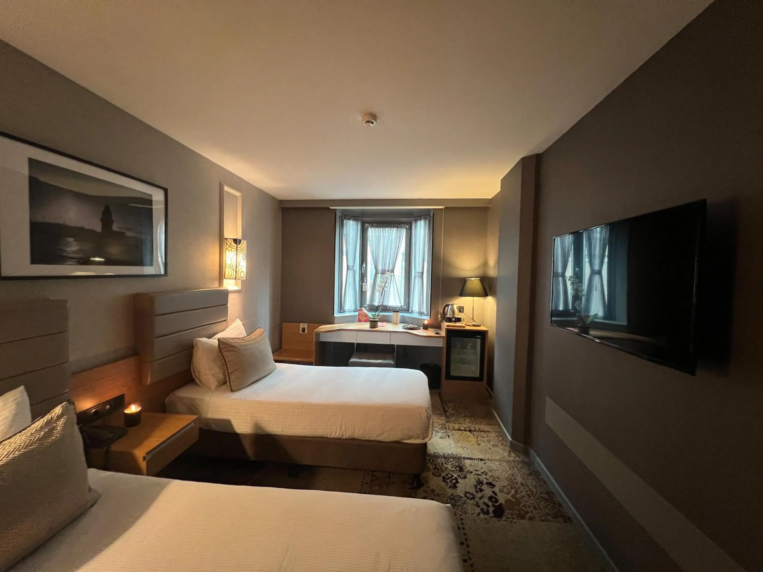 Bedroom, Bed in All Seasons Hotel