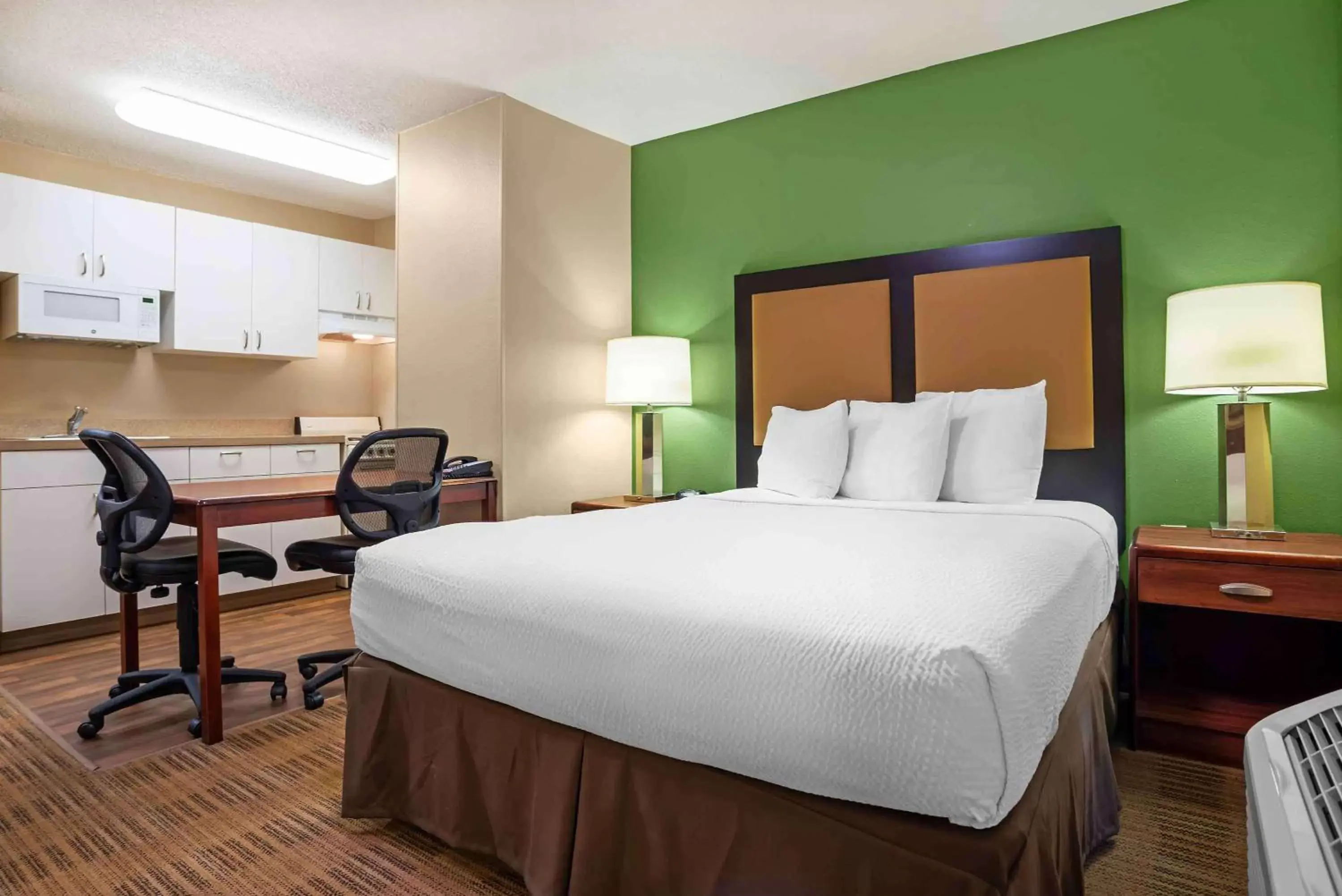 Bedroom, Bed in Extended Stay America Suites - Tallahassee - Killearn