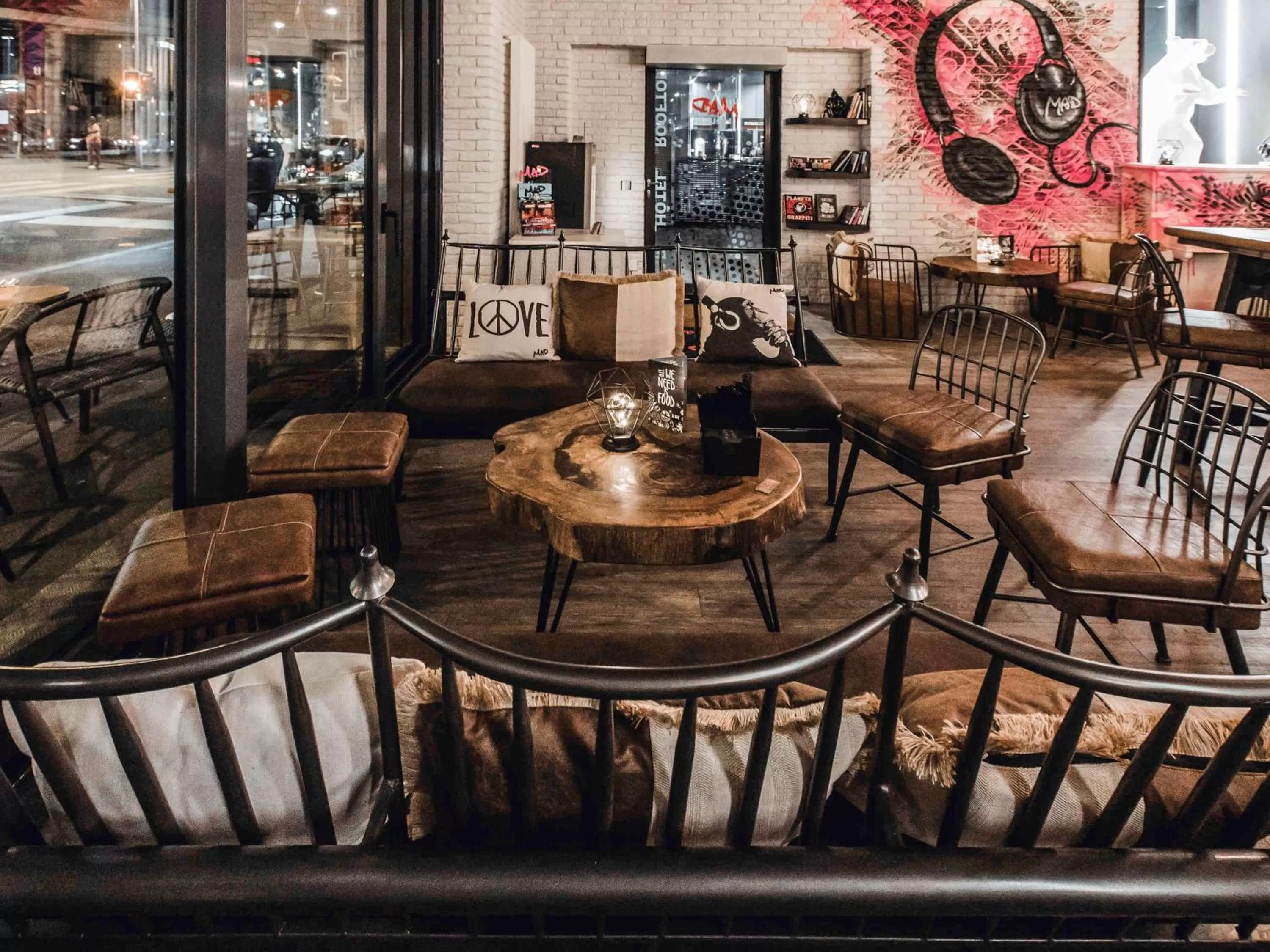 Lounge or bar in ibis Styles Lausanne Center MadHouse