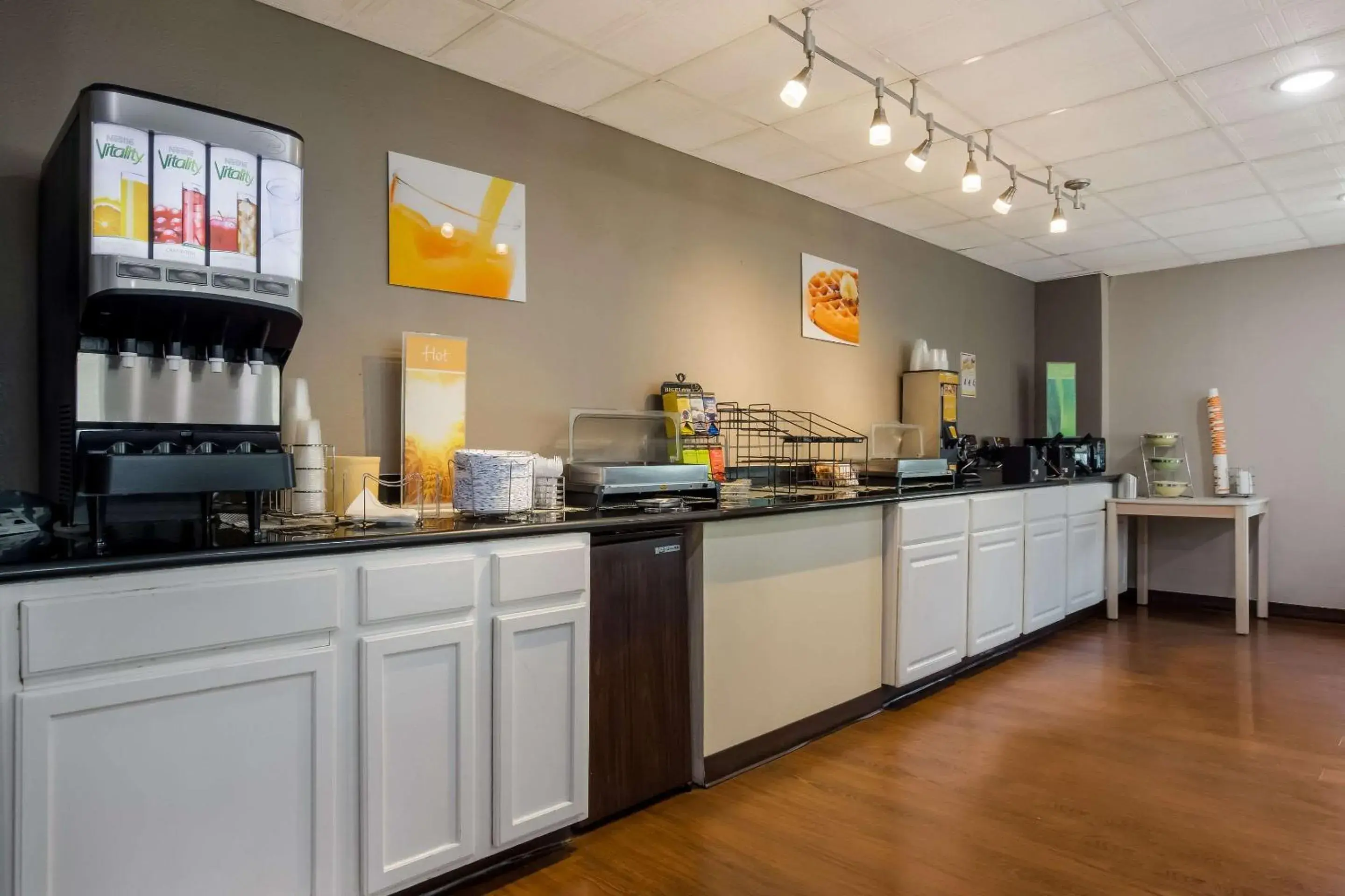 Breakfast, Kitchen/Kitchenette in Suburban Studios Millville