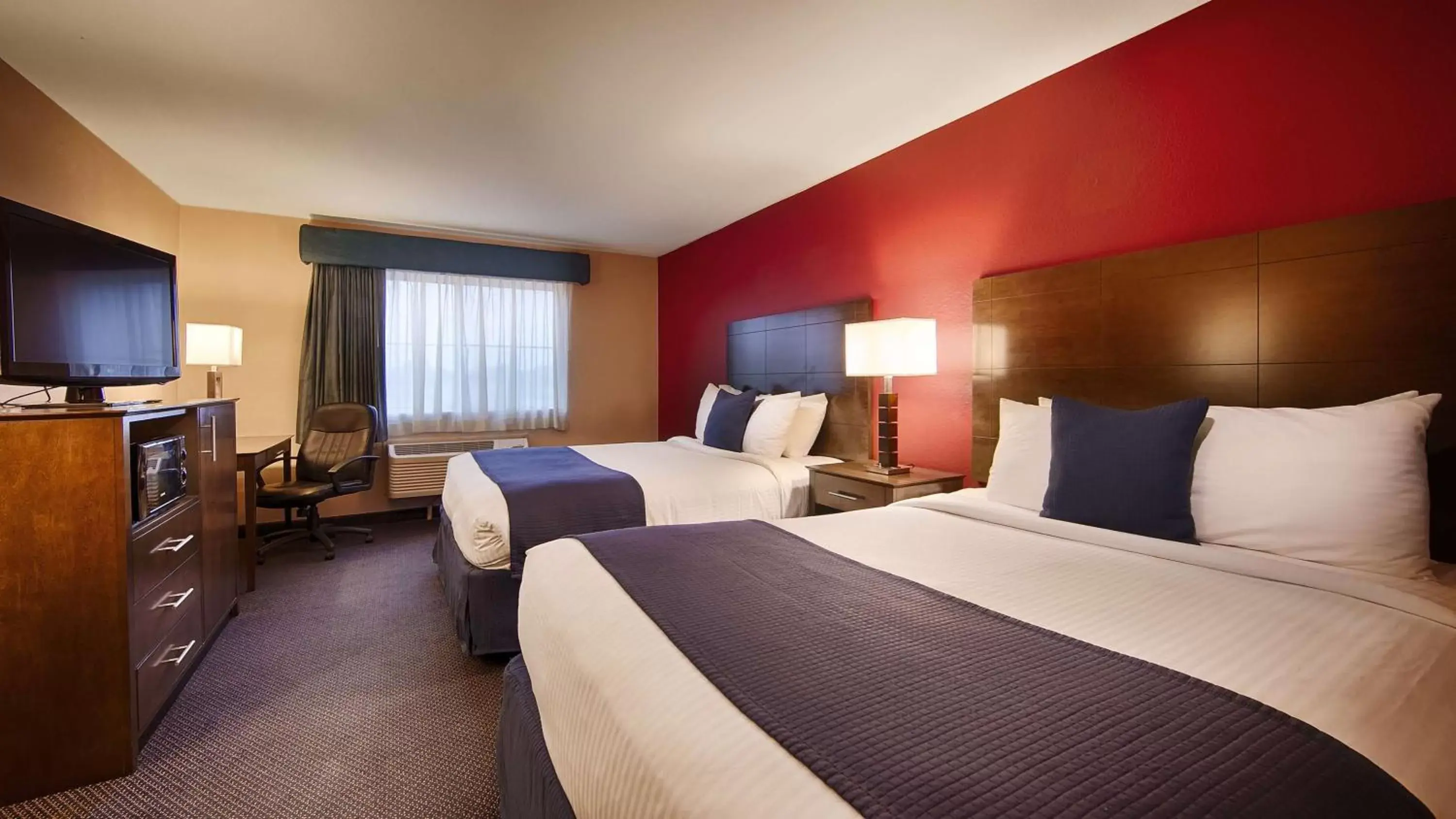 Photo of the whole room, Bed in Best Western Plus Brandywine Inn & Suites