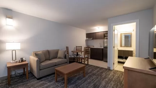 Kitchen or kitchenette, Seating Area in George Point Inn