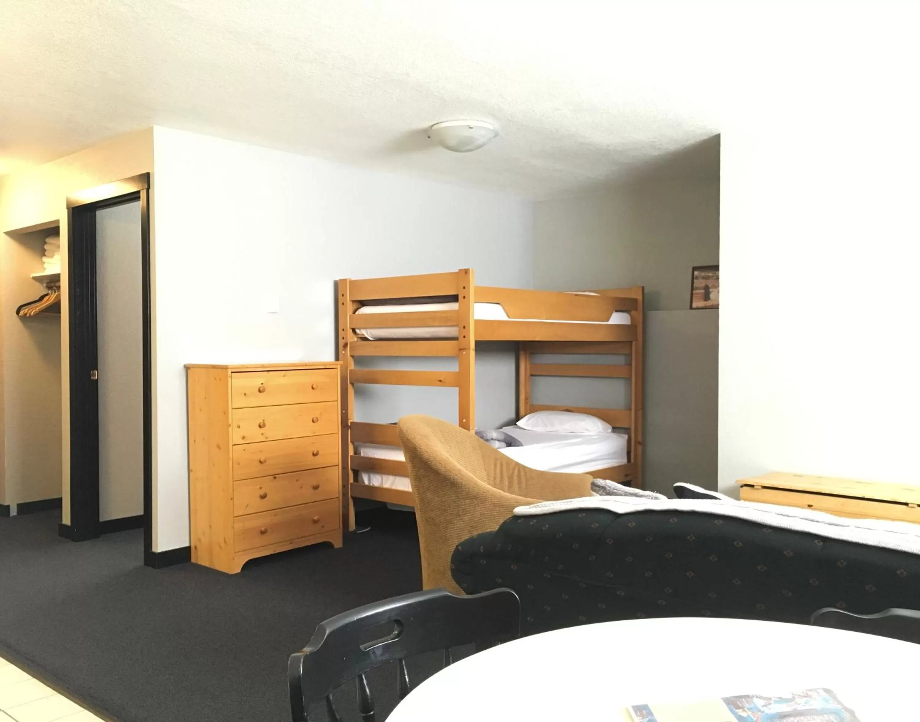 Kitchen or kitchenette, Bed in The Bulldog Hotel