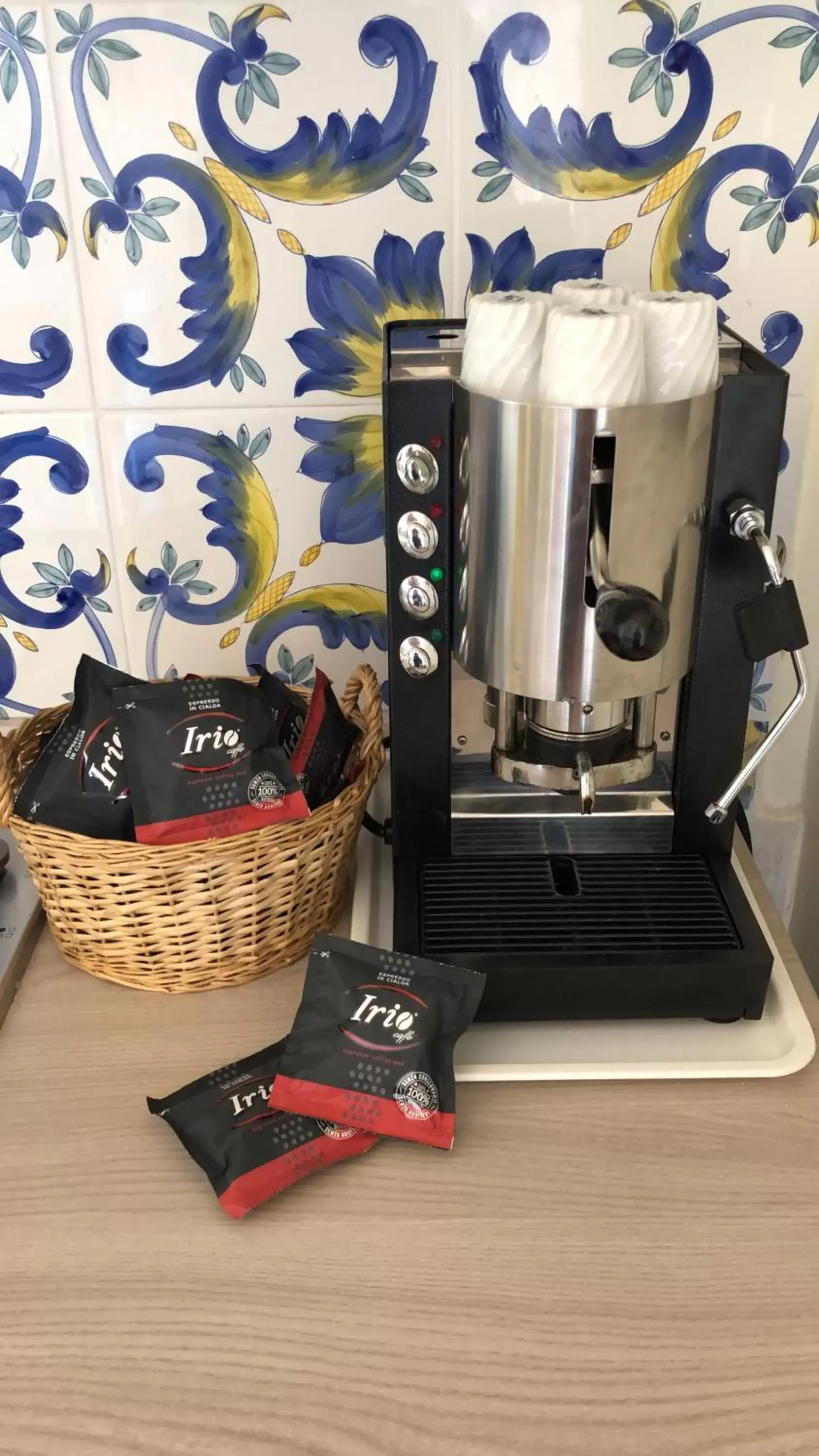 Coffee/tea facilities in B&b Pompei Window