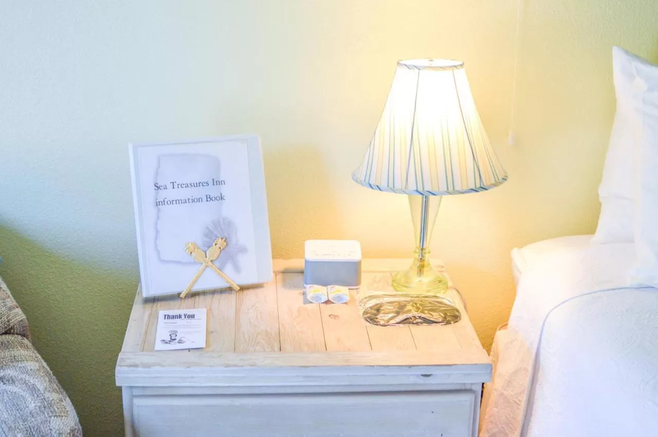 Decorative detail, Bed in Sea Treasures Inn