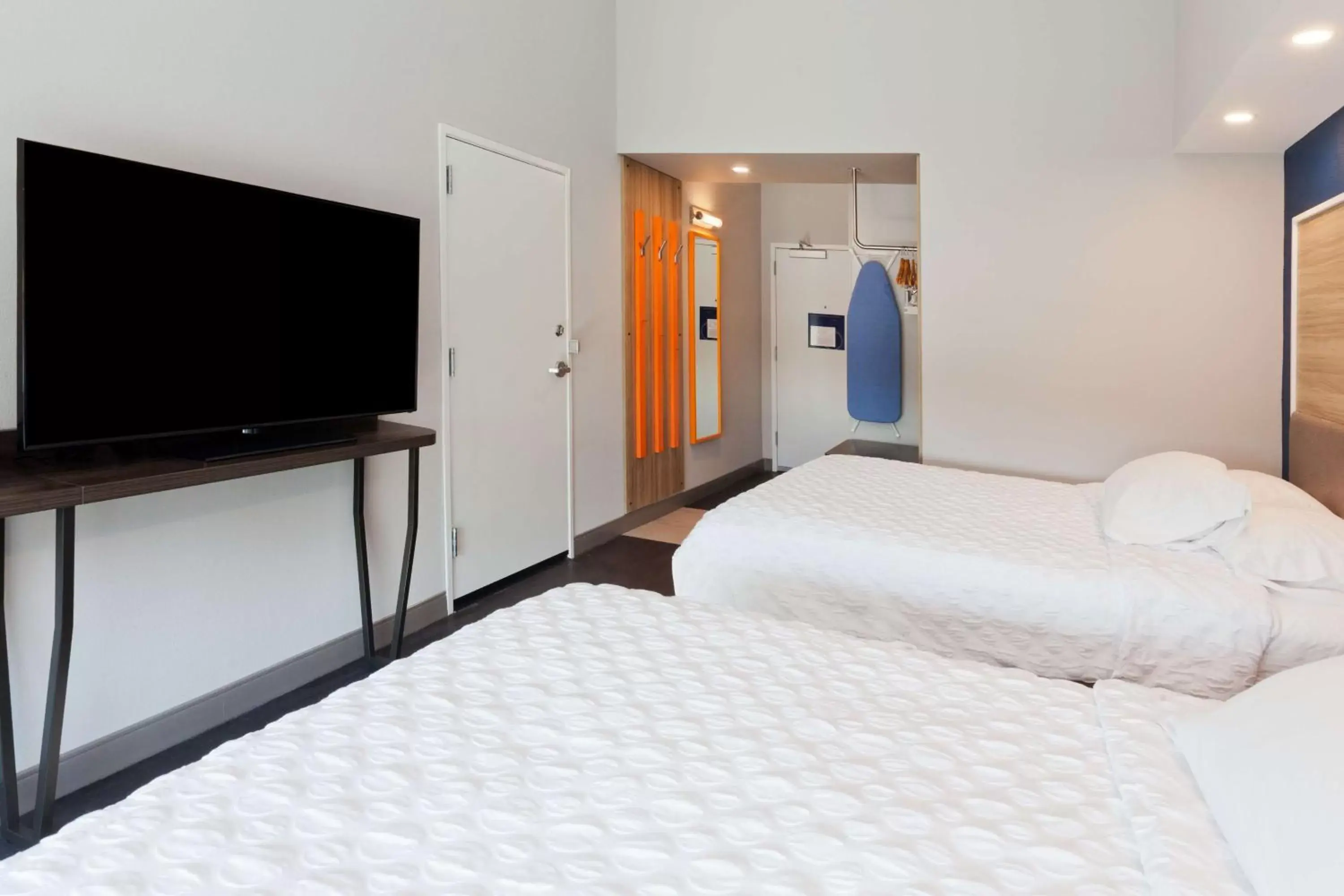 Bedroom, Bed in Tru by Hilton Auburn