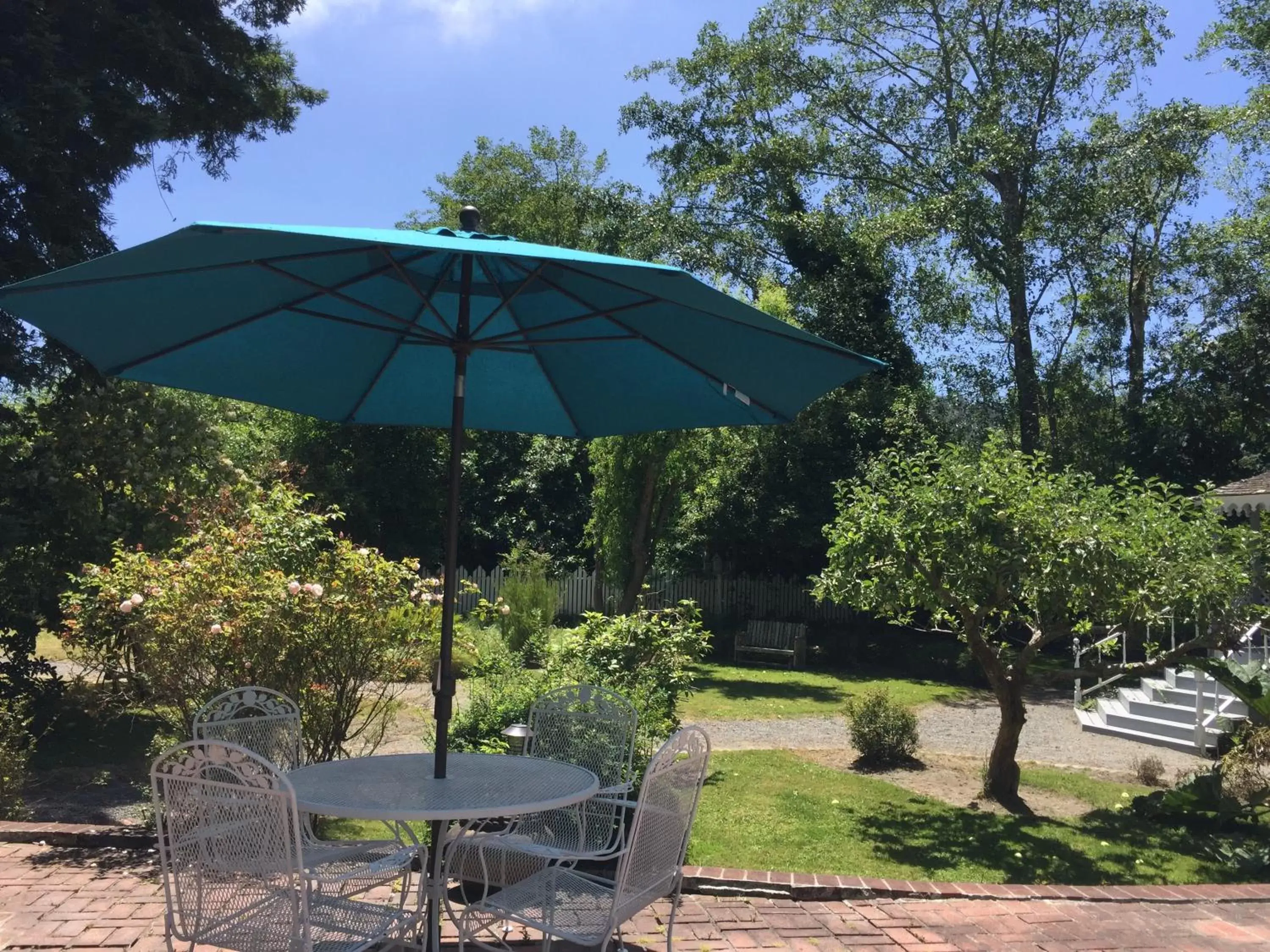 Property building, Garden in Shaw House Inn