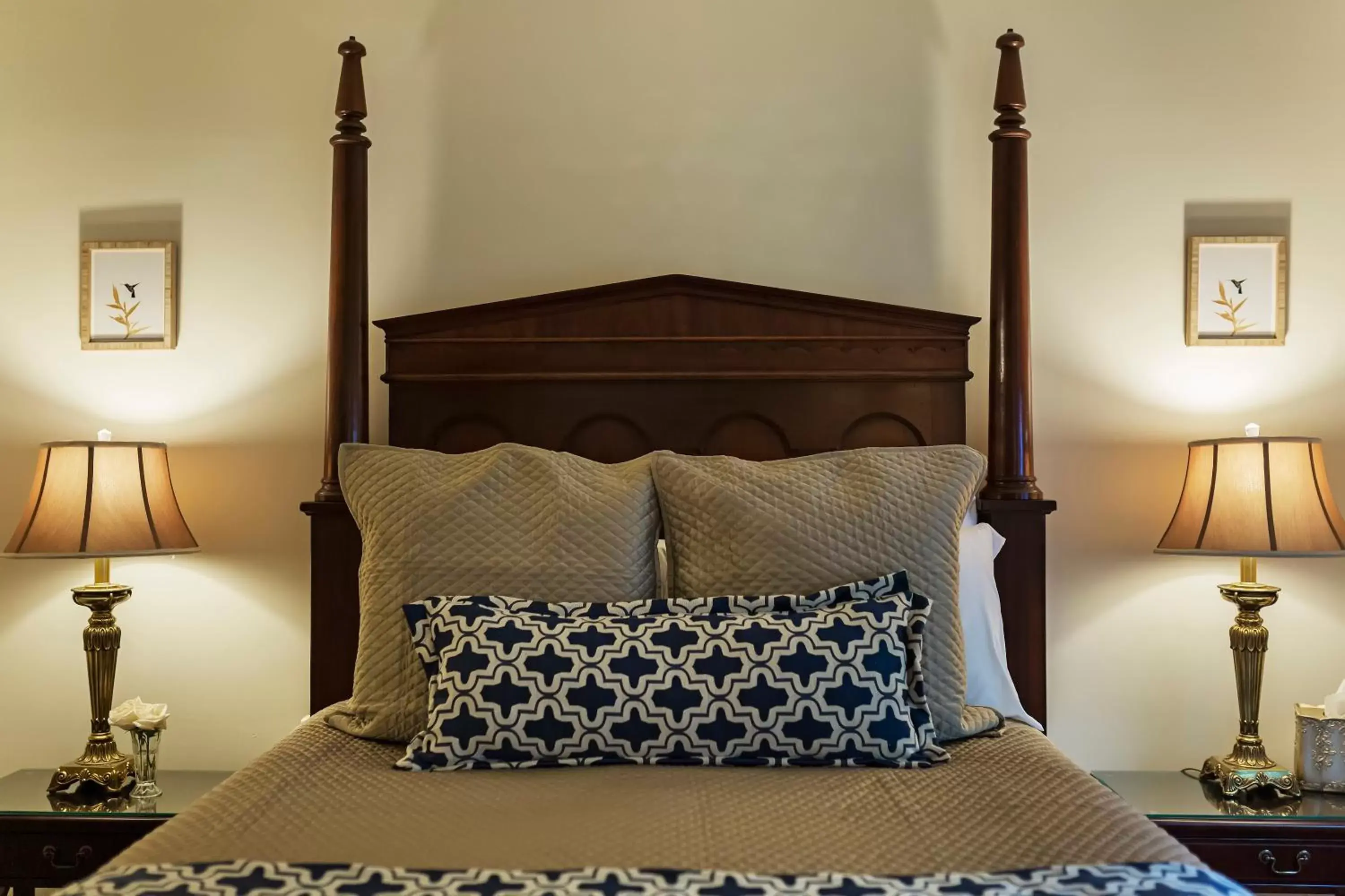 Bed in Arrowhead Inn