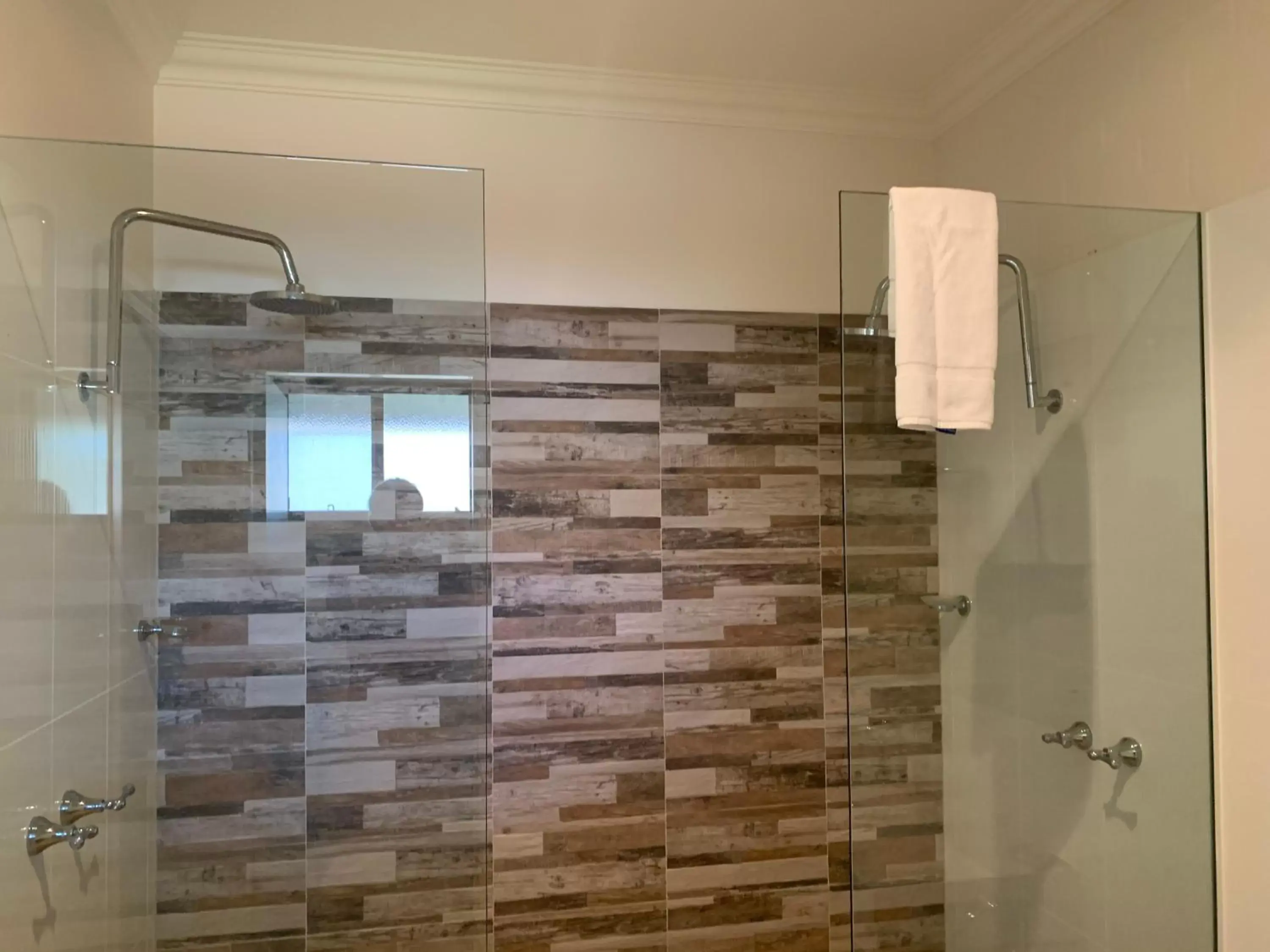 Shower, Bathroom in Blazing Stump Motel & Suites