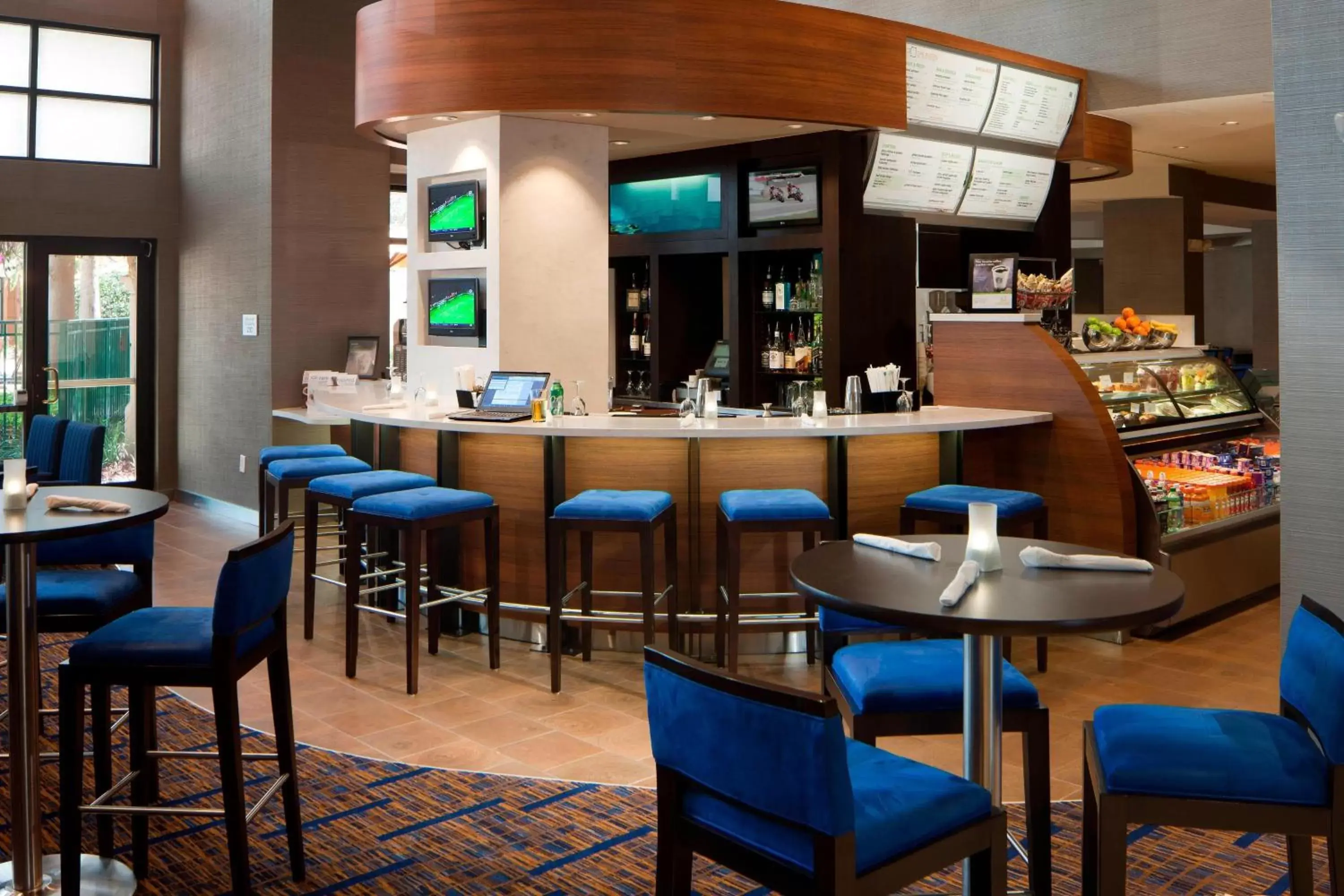 Restaurant/places to eat, Lounge/Bar in Courtyard by Marriott Orlando Lake Buena Vista in the Marriott Village