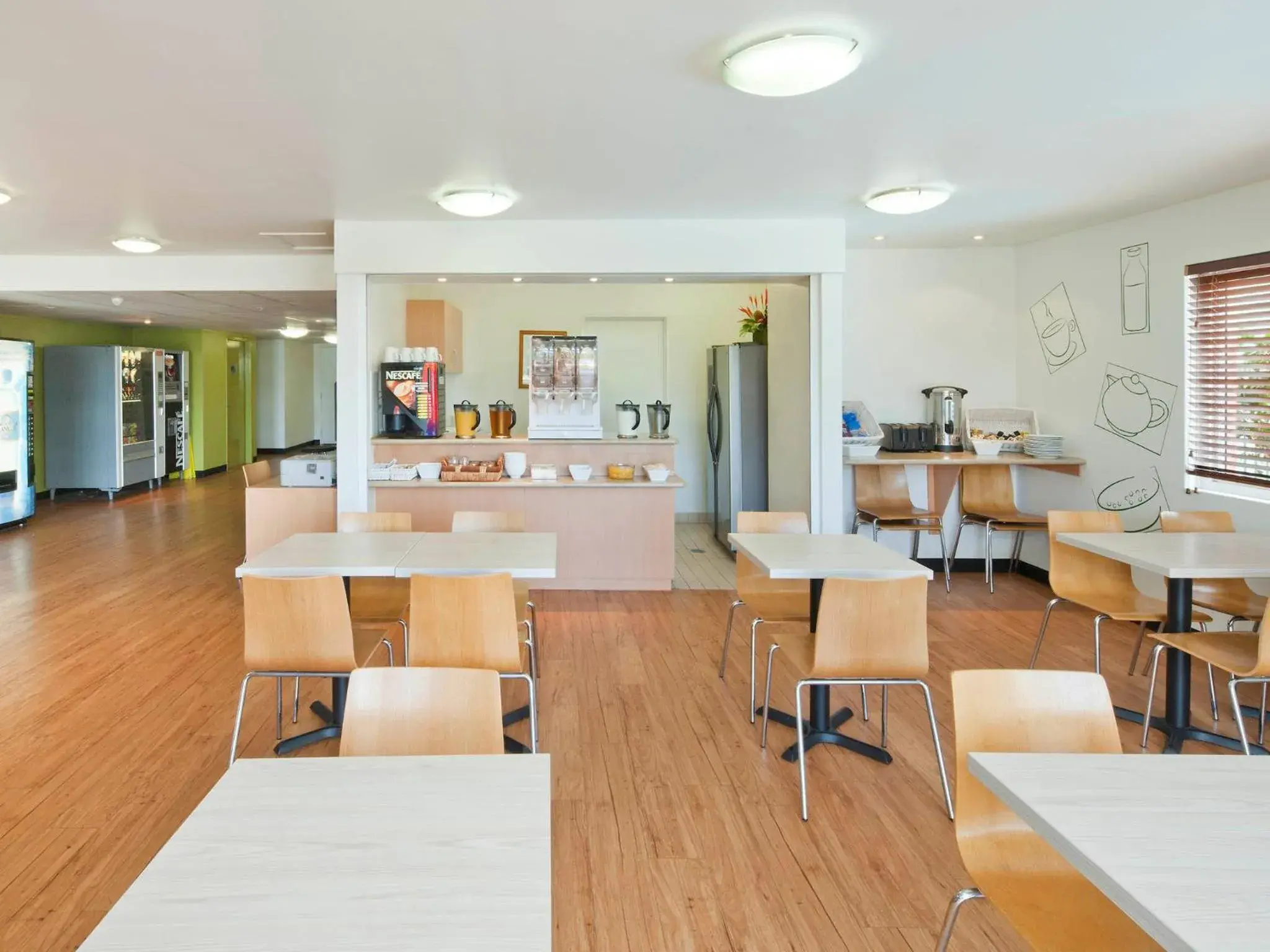 Coffee/tea facilities, Restaurant/Places to Eat in ibis Budget Coffs Harbour