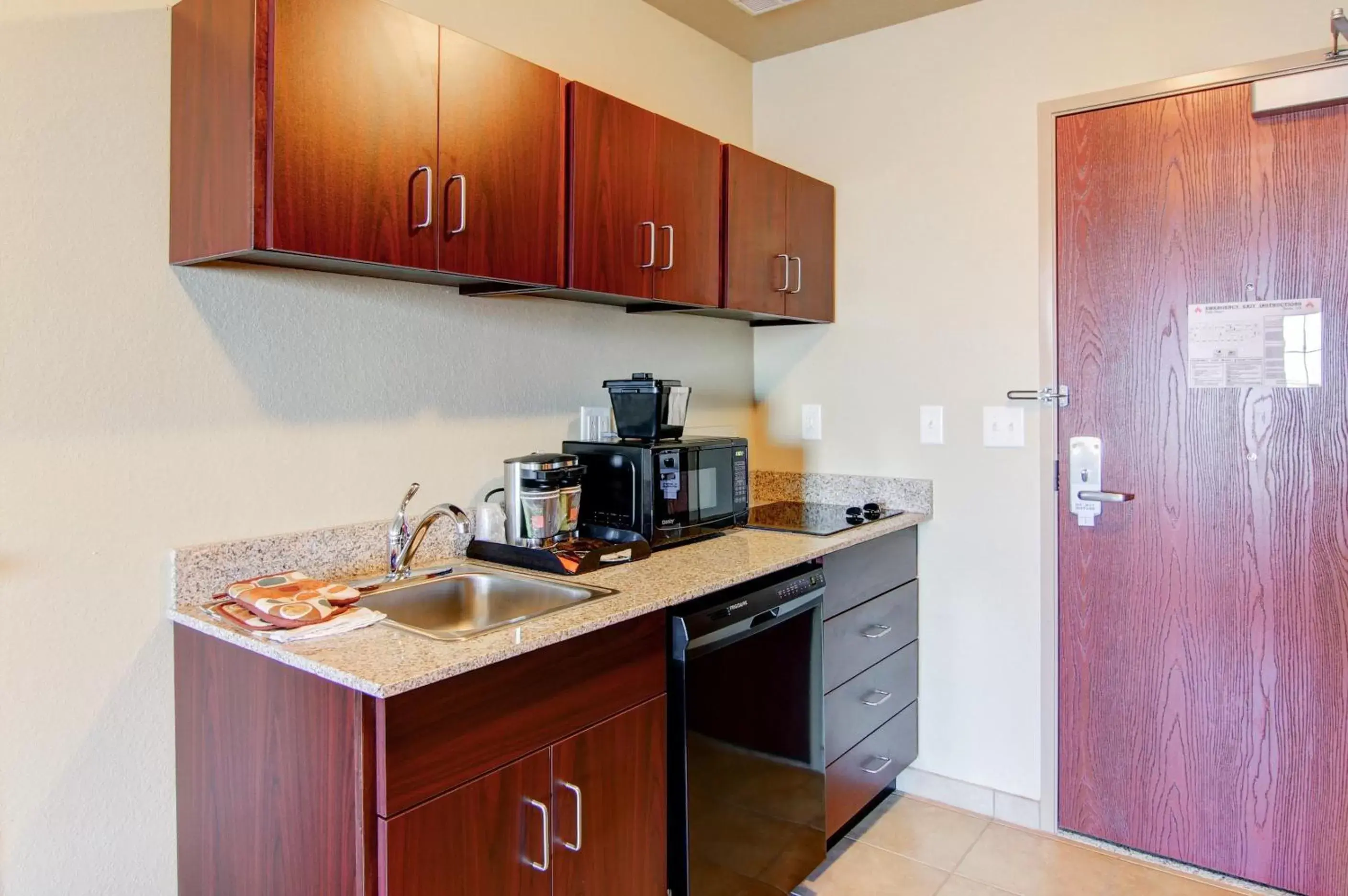 Kitchen or kitchenette, Kitchen/Kitchenette in Cobblestone Inn & Suites - Brillion