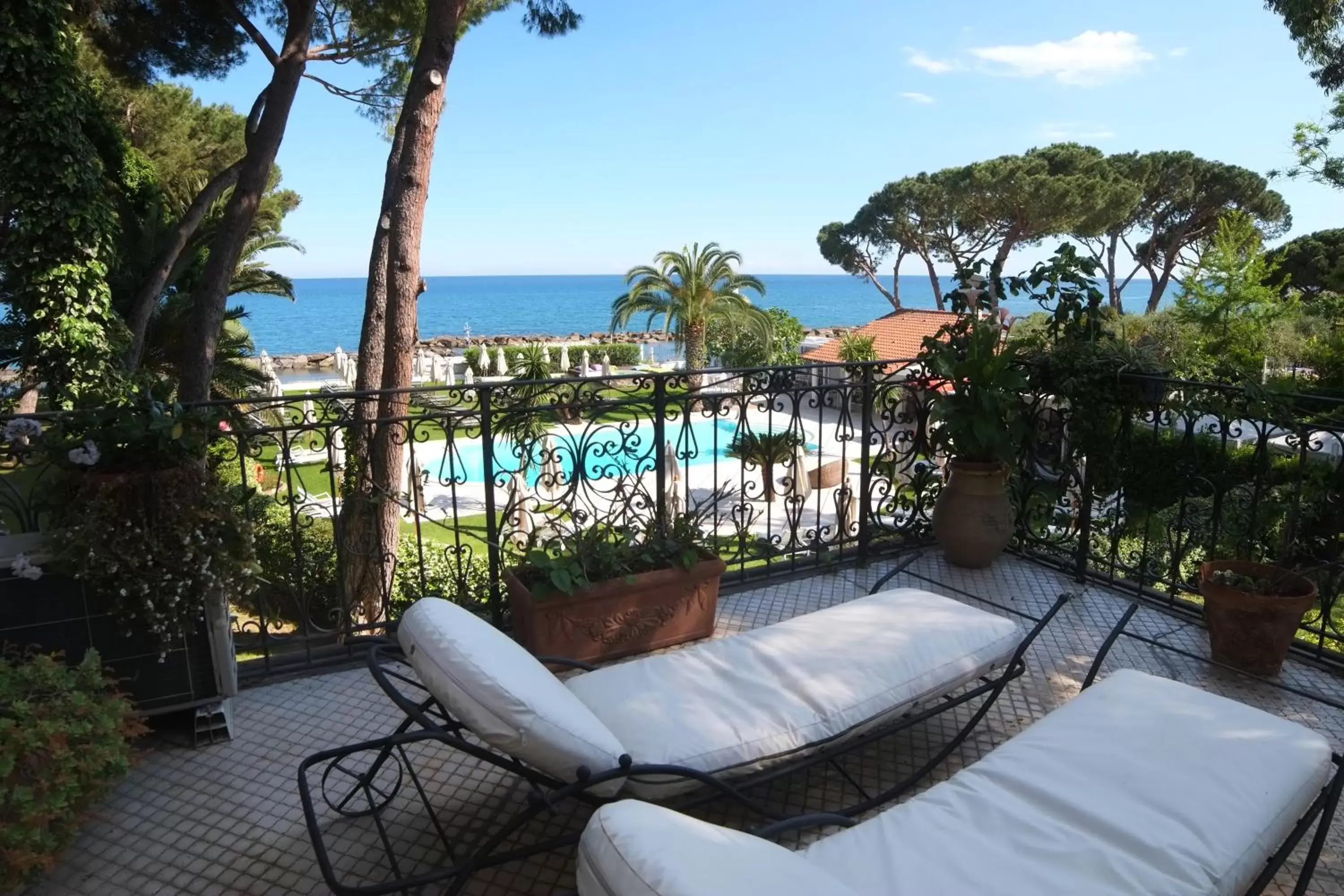 Balcony/Terrace, Pool View in La Casa di Anny B&B di Charme